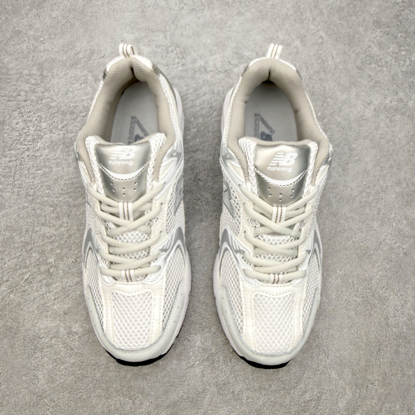 New Balance NB530 新百伦复古透气跑步鞋 抛弃过往以皮革为主的人气轮廓 以极具复古风范的