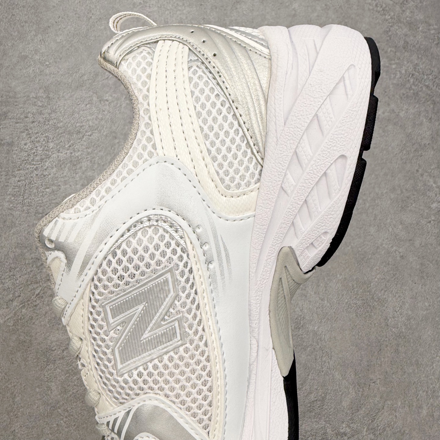 New Balance NB530 新百伦复古透气跑步鞋 抛弃过往以皮革为主的人气轮廓 以极具复古风范的