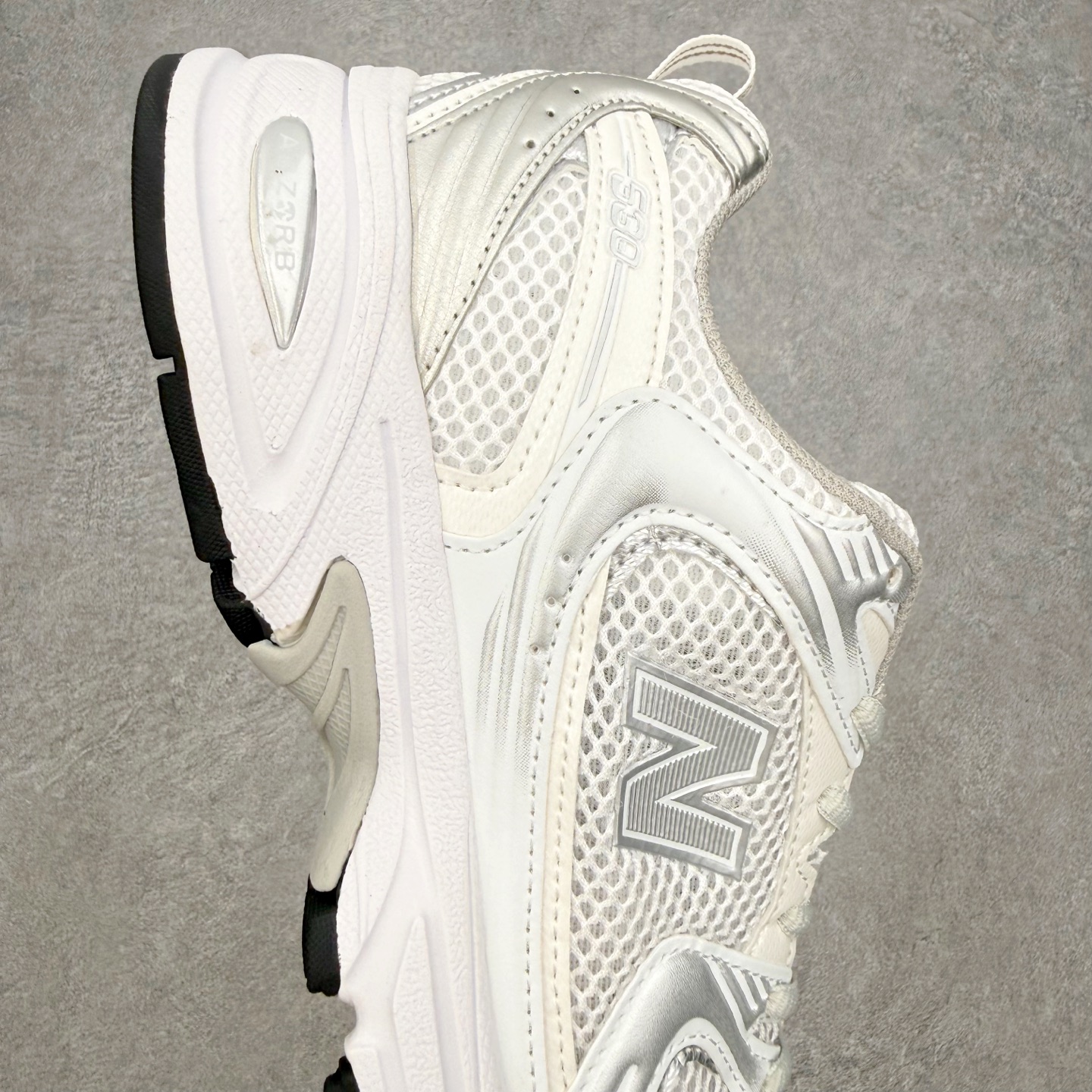 New Balance NB530 新百伦复古透气跑步鞋 抛弃过往以皮革为主的人气轮廓 以极具复古风范的