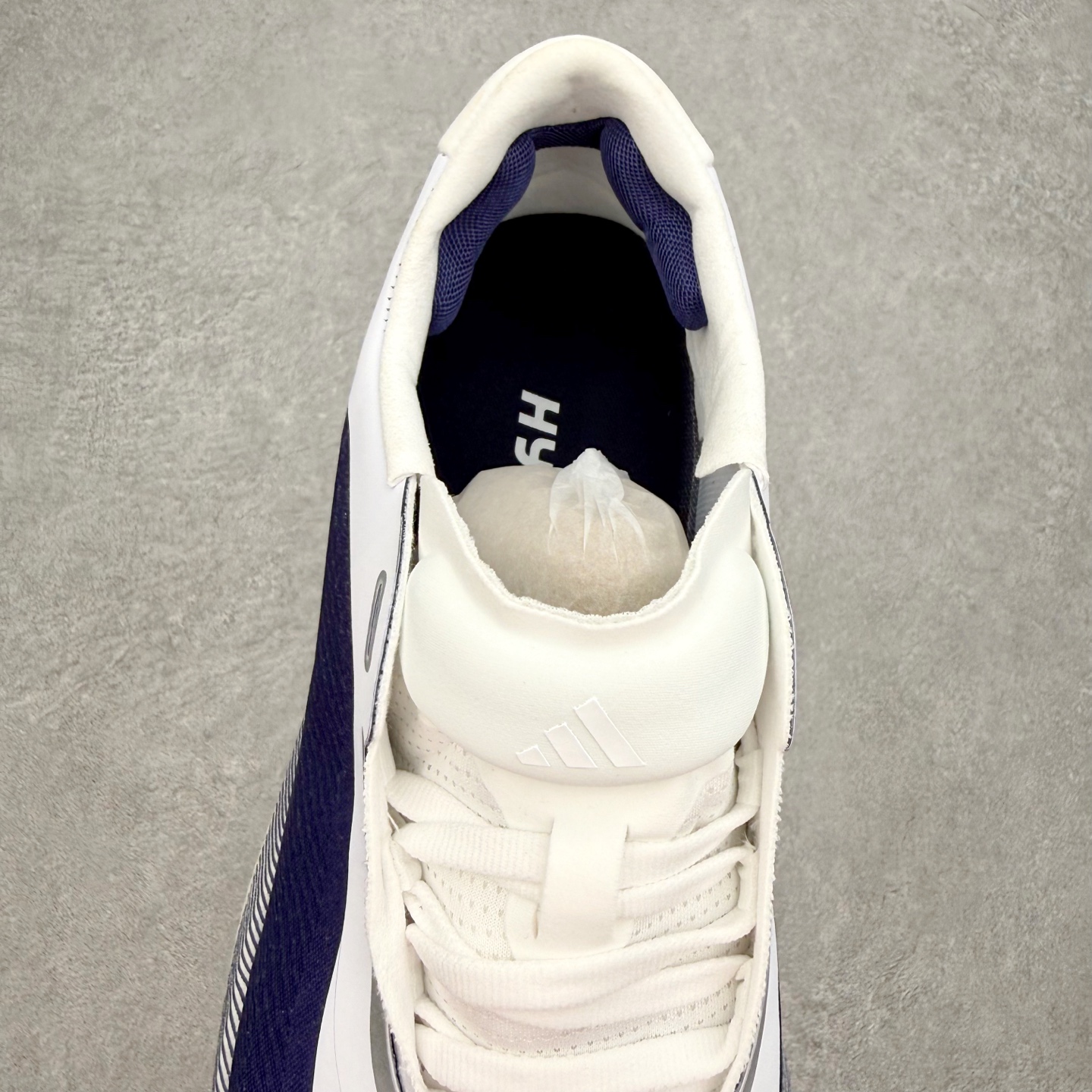 AD Hyperboost Edge 爆米花缓震舒适贴合跑步鞋 在 BOOST 之前冠以了 “HYPER