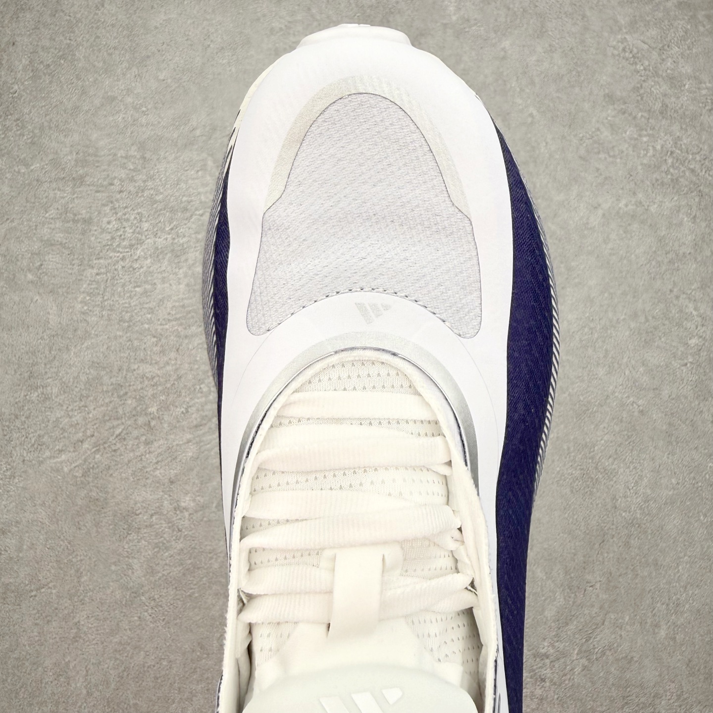 AD Hyperboost Edge 爆米花缓震舒适贴合跑步鞋 在 BOOST 之前冠以了 “HYPER