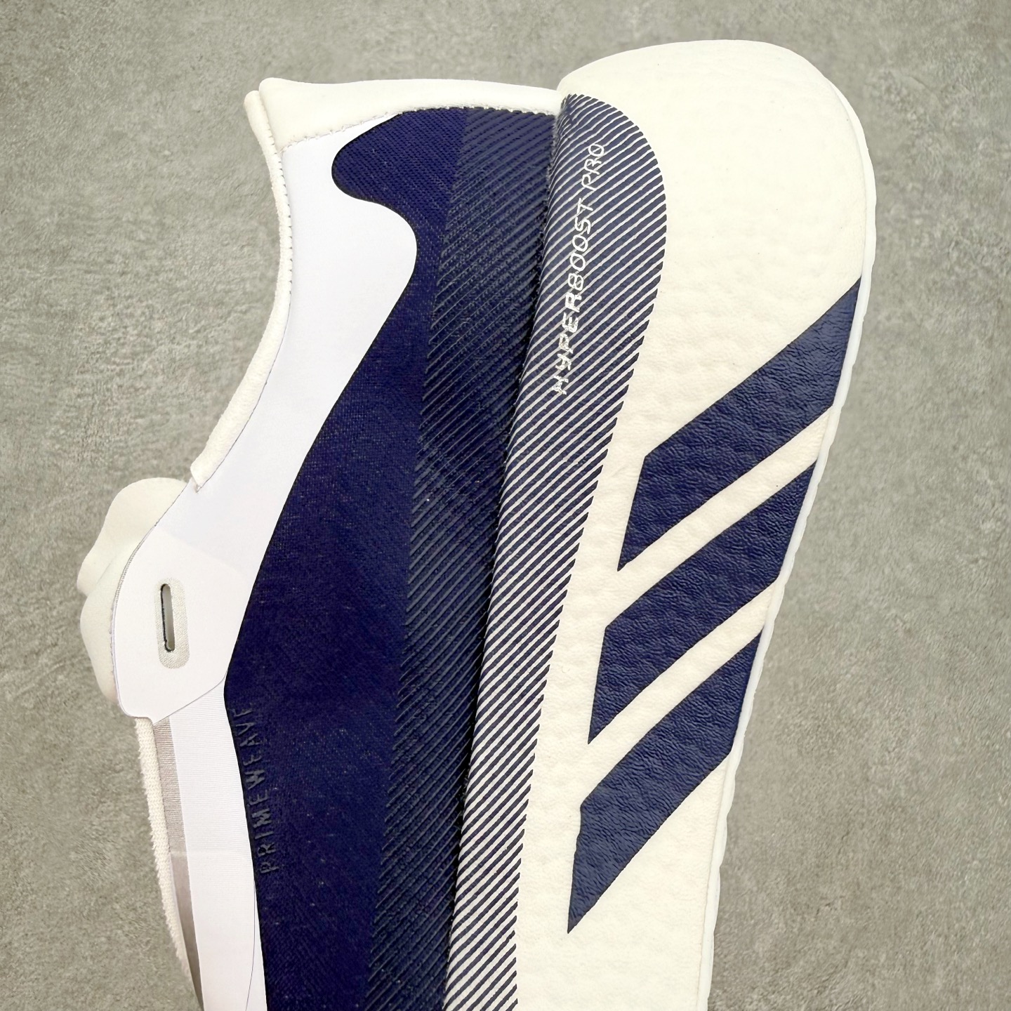 AD Hyperboost Edge 爆米花缓震舒适贴合跑步鞋 在 BOOST 之前冠以了 “HYPER