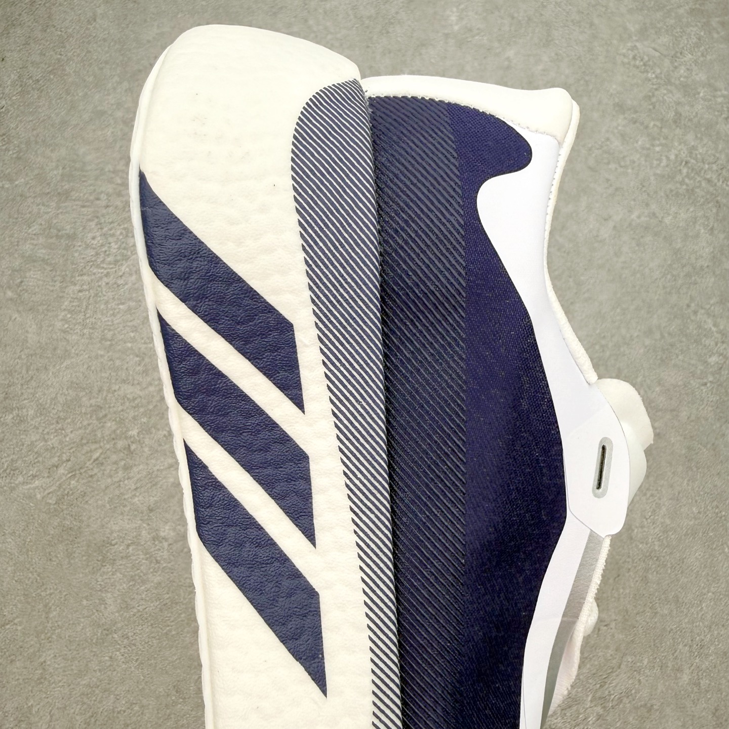 AD Hyperboost Edge 爆米花缓震舒适贴合跑步鞋 在 BOOST 之前冠以了 “HYPER