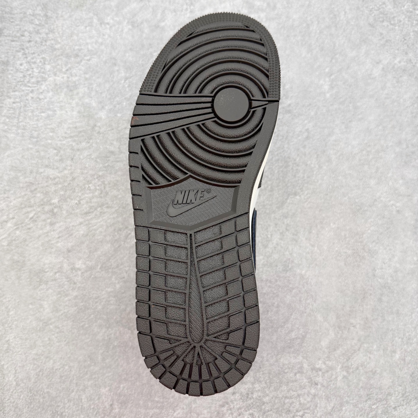 Air Jordan AJ1 Low 低帮 黑白爆裂纹 IU2268-100 终端优势供应 市面中低帮最
