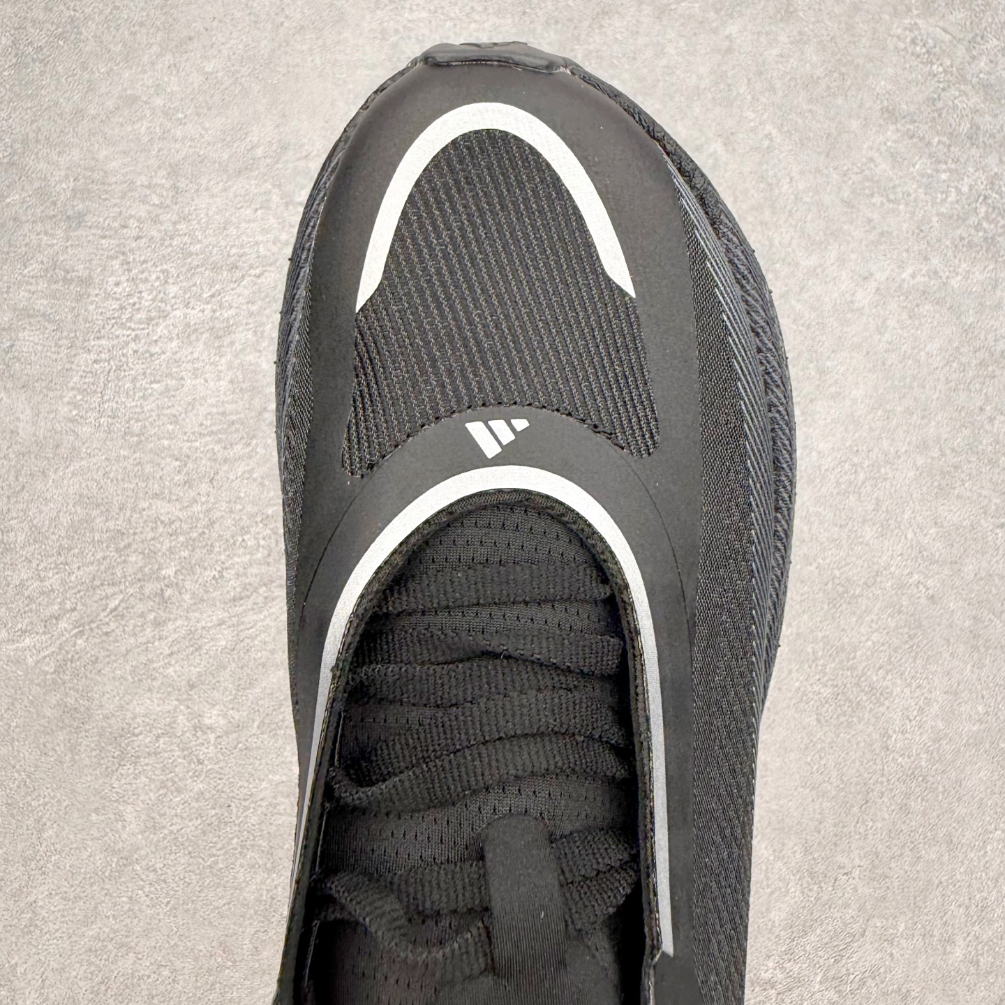 AD Hyperboost Edge 爆米花缓震舒适贴合跑步鞋 在 BOOST 之前冠以了 “HYPER
