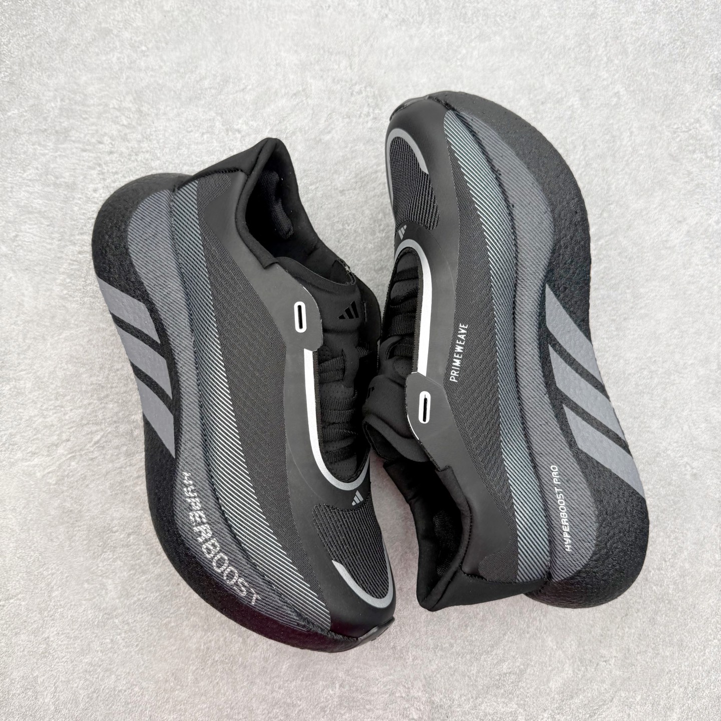 AD Hyperboost Edge 爆米花缓震舒适贴合跑步鞋 在 BOOST 之前冠以了 “HYPER