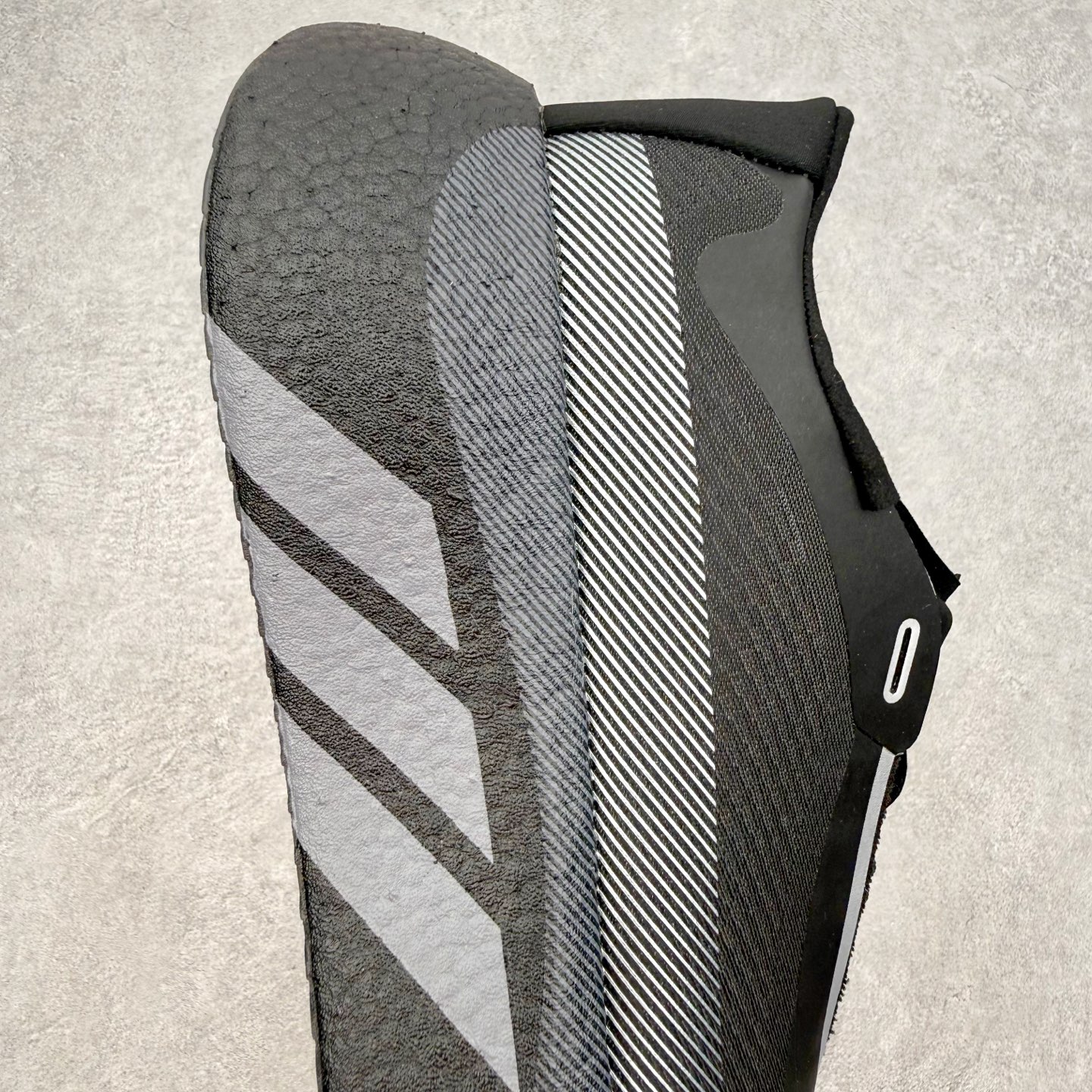 AD Hyperboost Edge 爆米花缓震舒适贴合跑步鞋 在 BOOST 之前冠以了 “HYPER