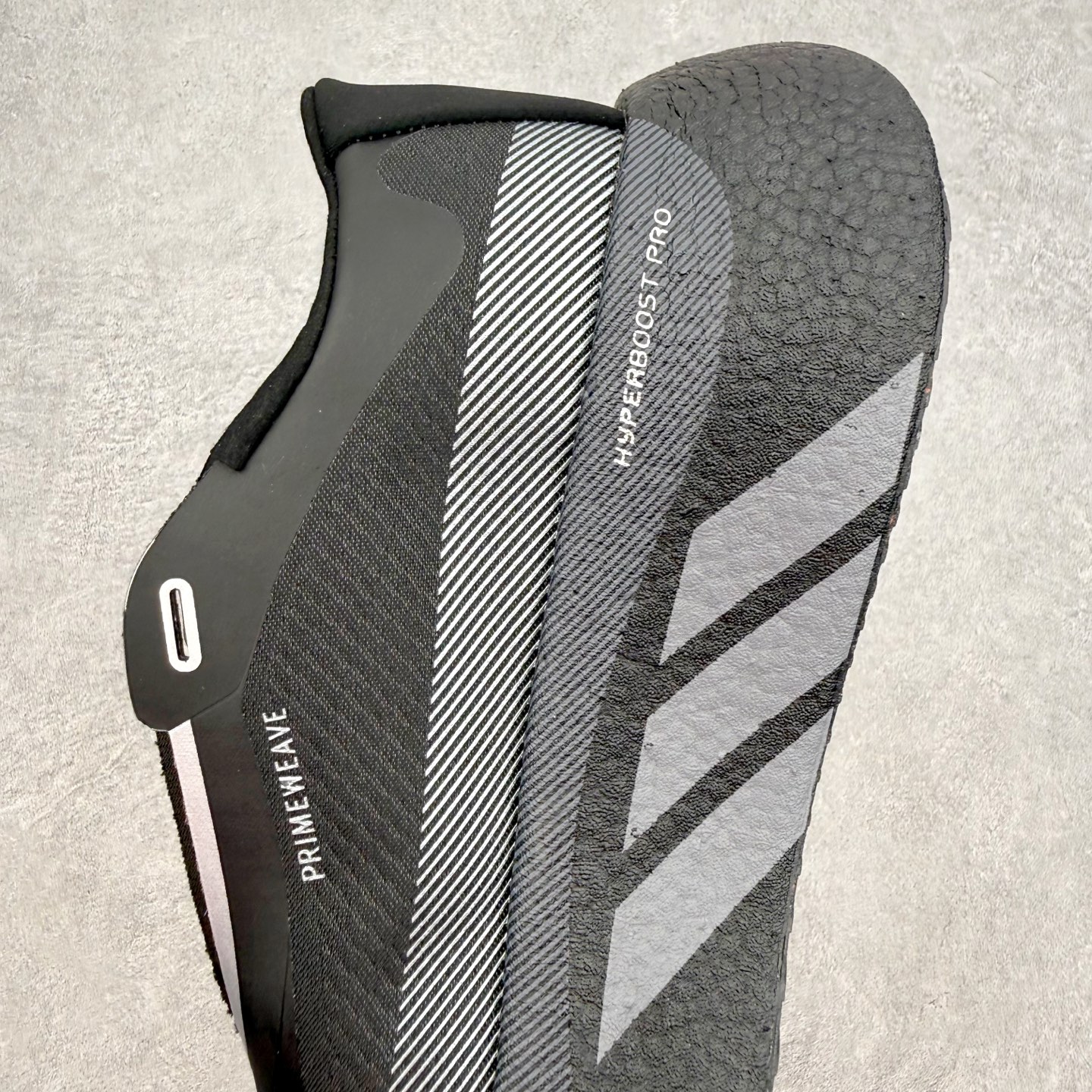 AD Hyperboost Edge 爆米花缓震舒适贴合跑步鞋 在 BOOST 之前冠以了 “HYPER