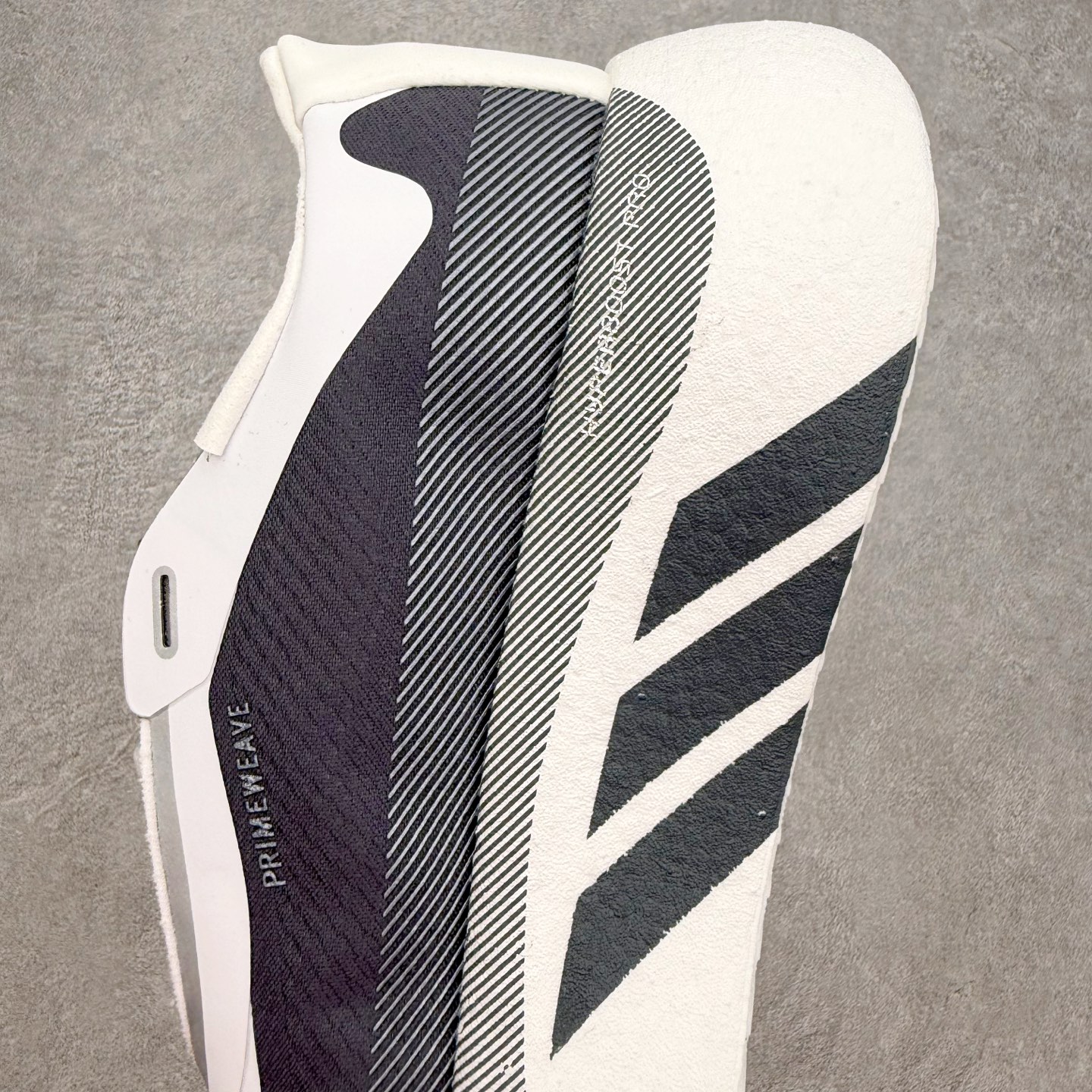 AD Hyperboost Edge 爆米花缓震舒适贴合跑步鞋 在 BOOST 之前冠以了 “HYPER
