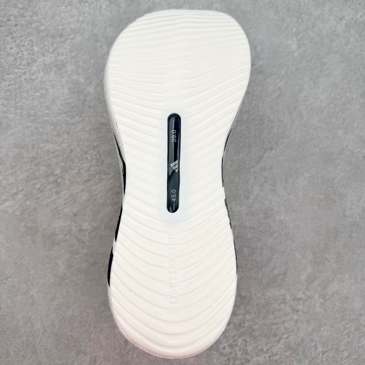 AD Hyperboost Edge 爆米花缓震舒适贴合跑步鞋 在 BOOST 之前冠以了 “HYPER