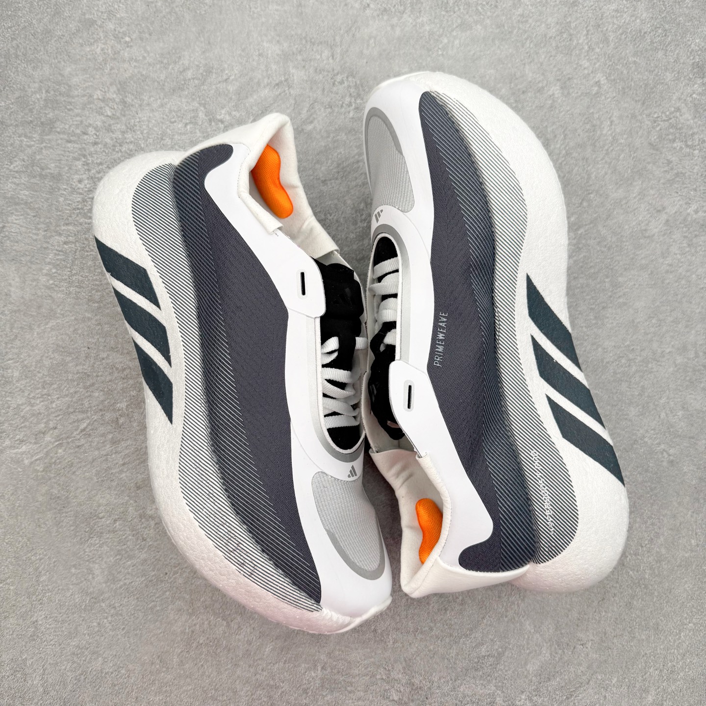 AD Hyperboost Edge 爆米花缓震舒适贴合跑步鞋 在 BOOST 之前冠以了 “HYPER