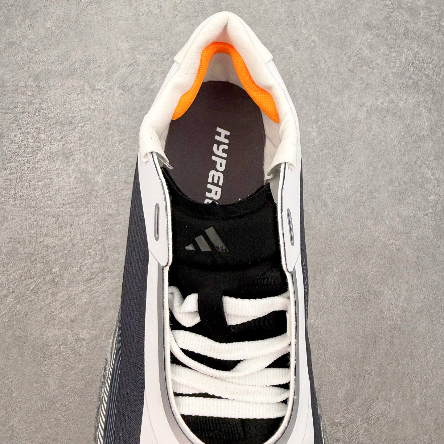 AD Hyperboost Edge 爆米花缓震舒适贴合跑步鞋 在 BOOST 之前冠以了 “HYPER