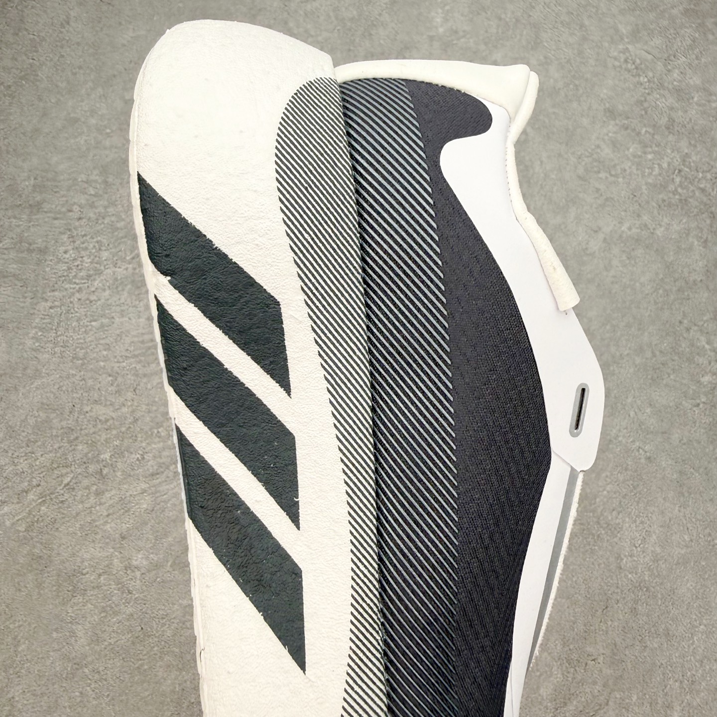 AD Hyperboost Edge 爆米花缓震舒适贴合跑步鞋 在 BOOST 之前冠以了 “HYPER