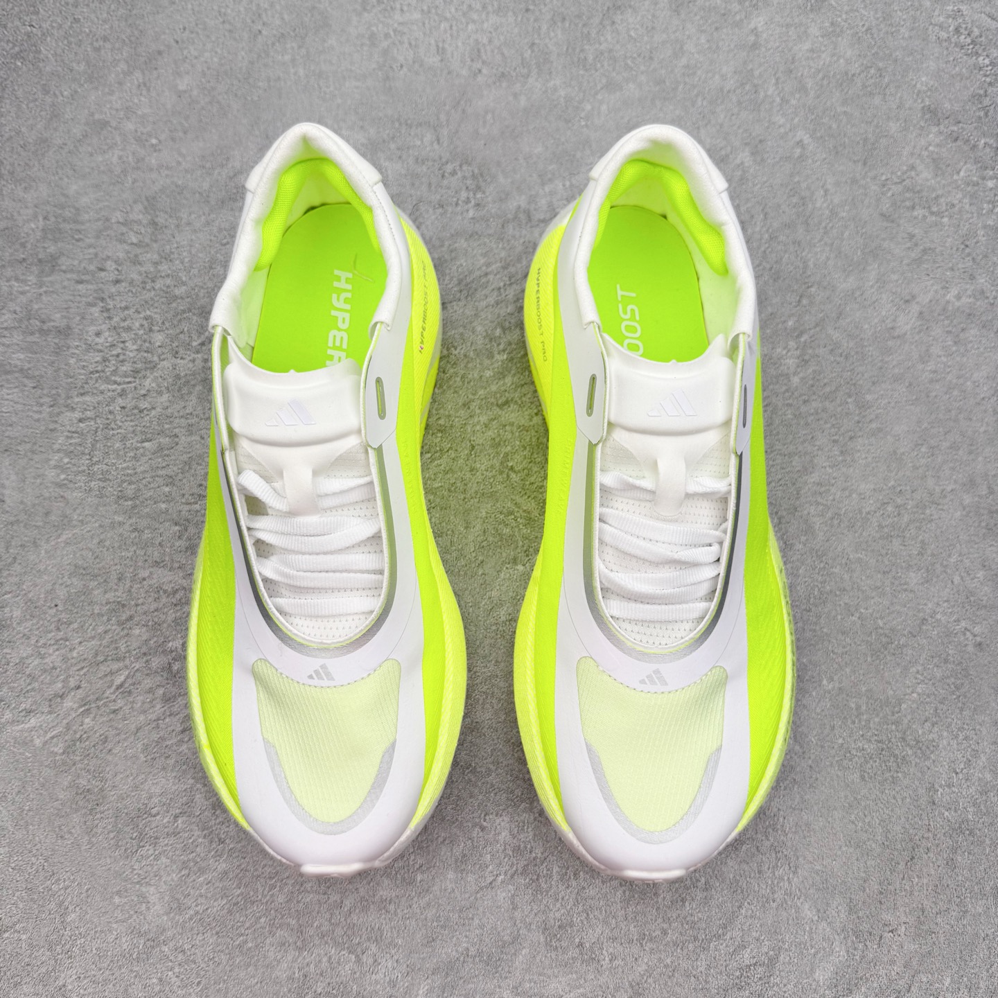 AD Hyperboost Edge 爆米花缓震舒适贴合跑步鞋 在 BOOST 之前冠以了 “HYPER