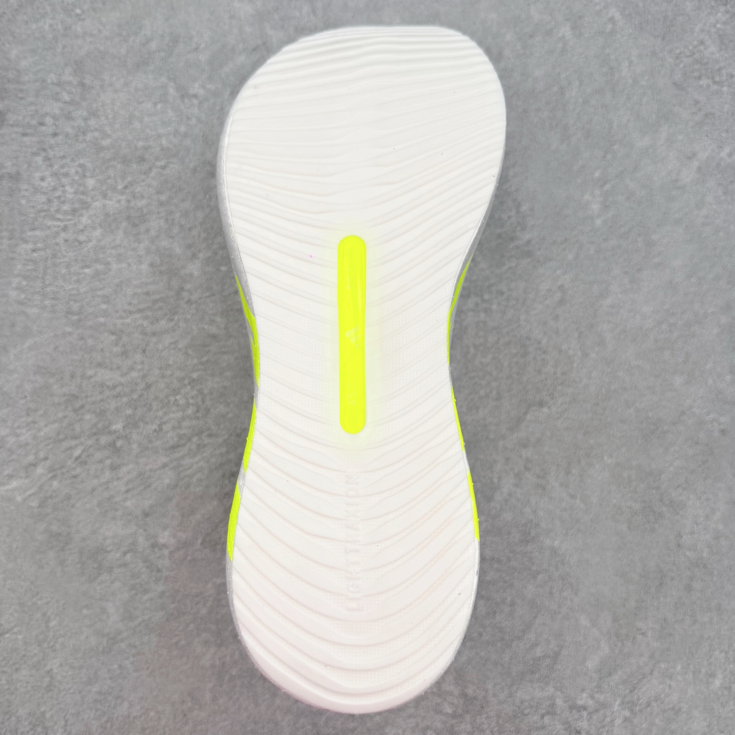 AD Hyperboost Edge 爆米花缓震舒适贴合跑步鞋 在 BOOST 之前冠以了 “HYPER
