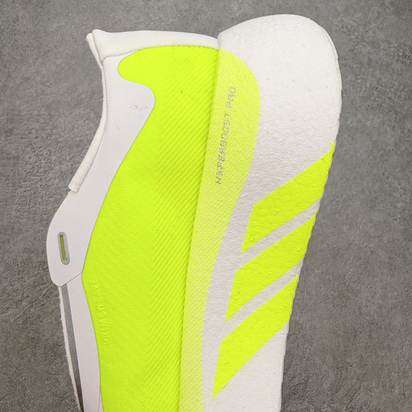 AD Hyperboost Edge 爆米花缓震舒适贴合跑步鞋 在 BOOST 之前冠以了 “HYPER
