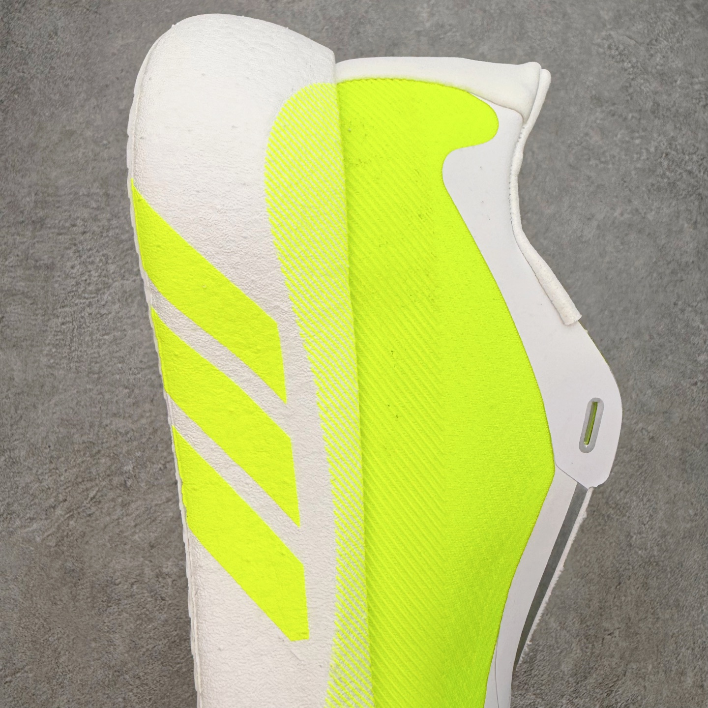 AD Hyperboost Edge 爆米花缓震舒适贴合跑步鞋 在 BOOST 之前冠以了 “HYPER