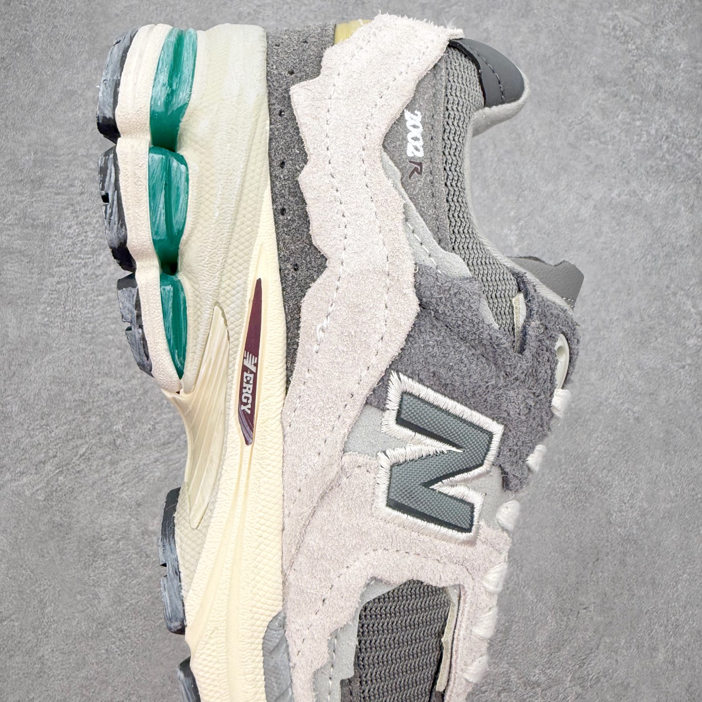 ＃纯原福利‼️New Balance NB2002系列 男女休闲慢跑鞋 必备的时髦单品之一 最新出的20