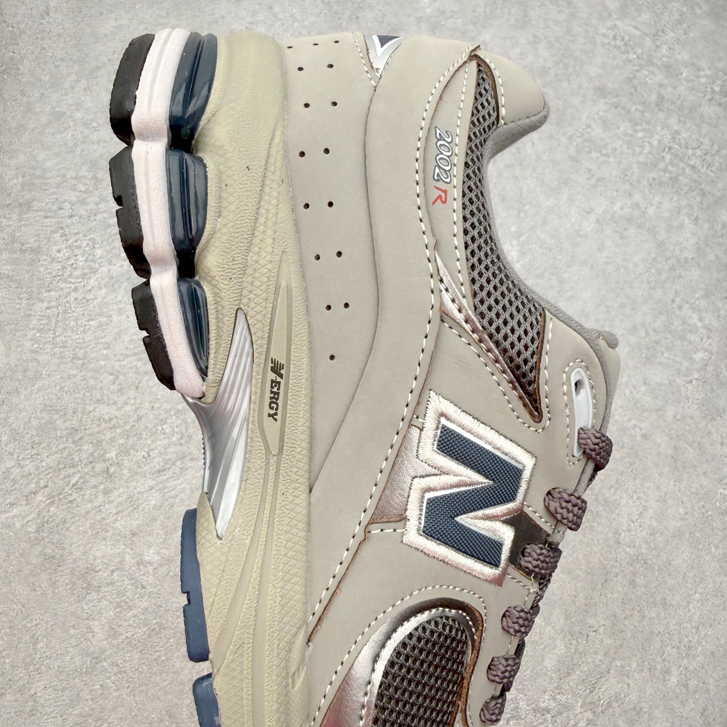 ＃纯原福利‼️New Balance NB2002系列 男女休闲慢跑鞋 必备的时髦单品之一 最新出的20