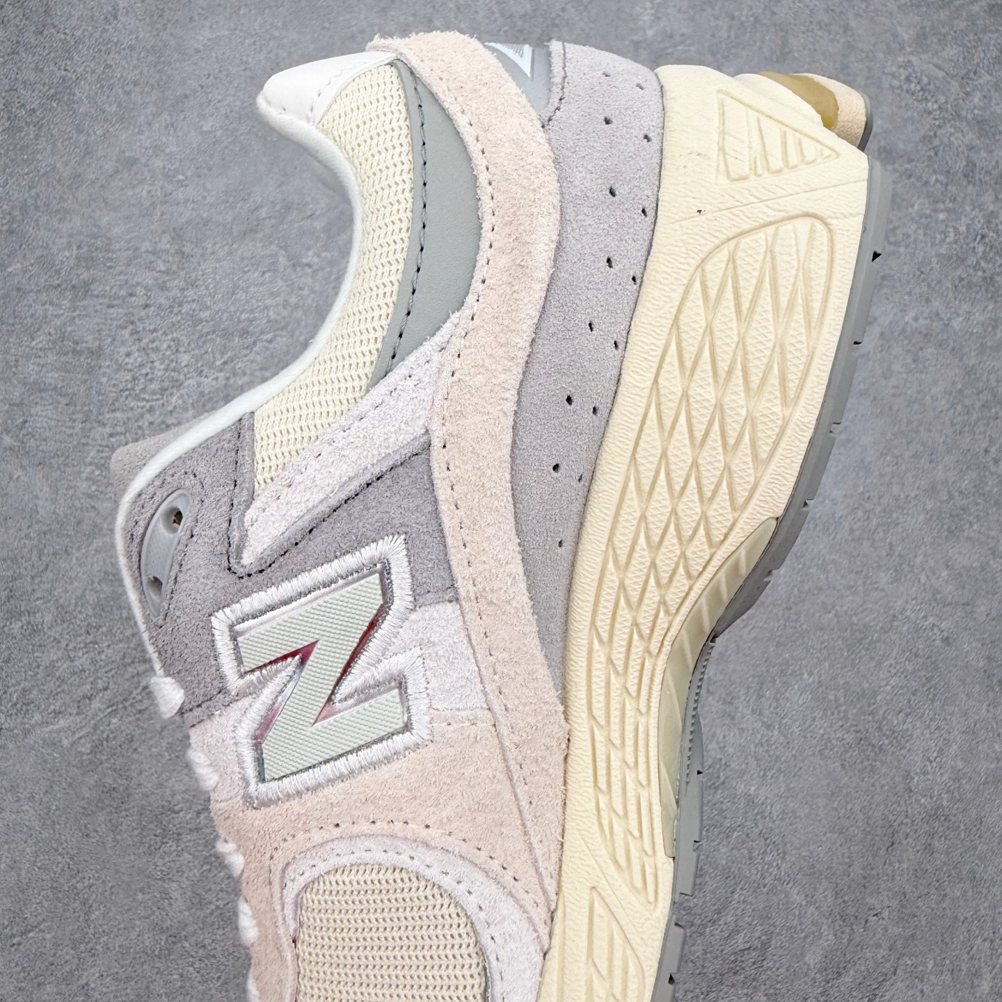 ＃纯原福利‼️New Balance NB2002系列 男女休闲慢跑鞋 必备的时髦单品之一 最新出的20