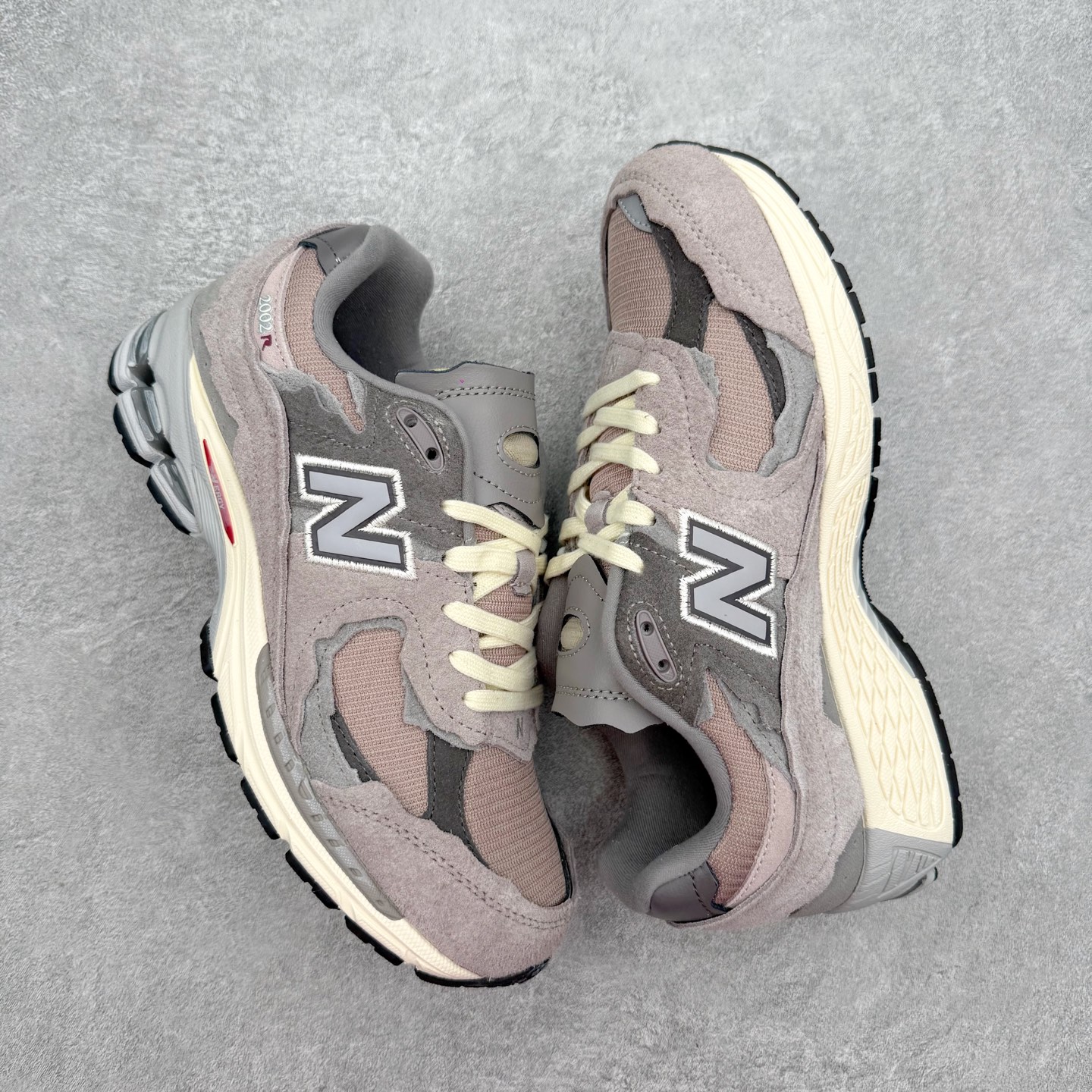 ＃纯原福利‼️New Balance NB2002系列 男女休闲慢跑鞋 必备的时髦单品之一 最新出的20