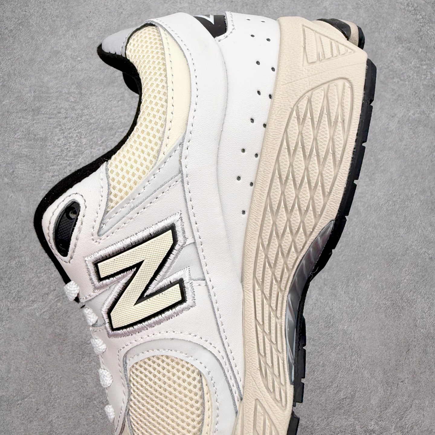 ＃纯原福利‼️New Balance NB2002系列 男女休闲慢跑鞋 必备的时髦单品之一 最新出的20