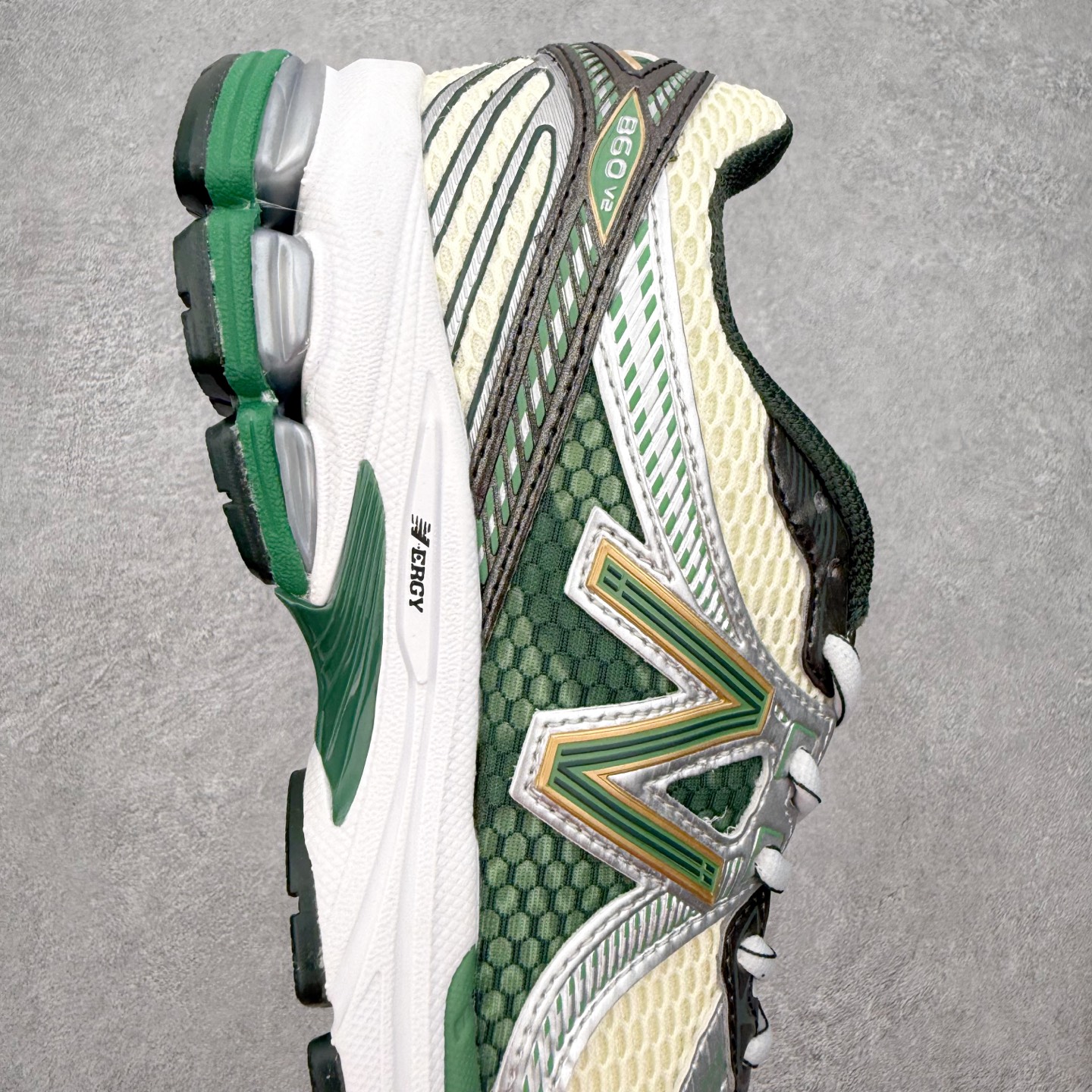 ＃福利特价‼️New Balance NB860 新百伦舒适美式复古织物皮革减震透气支撑低帮休闲跑步鞋 
