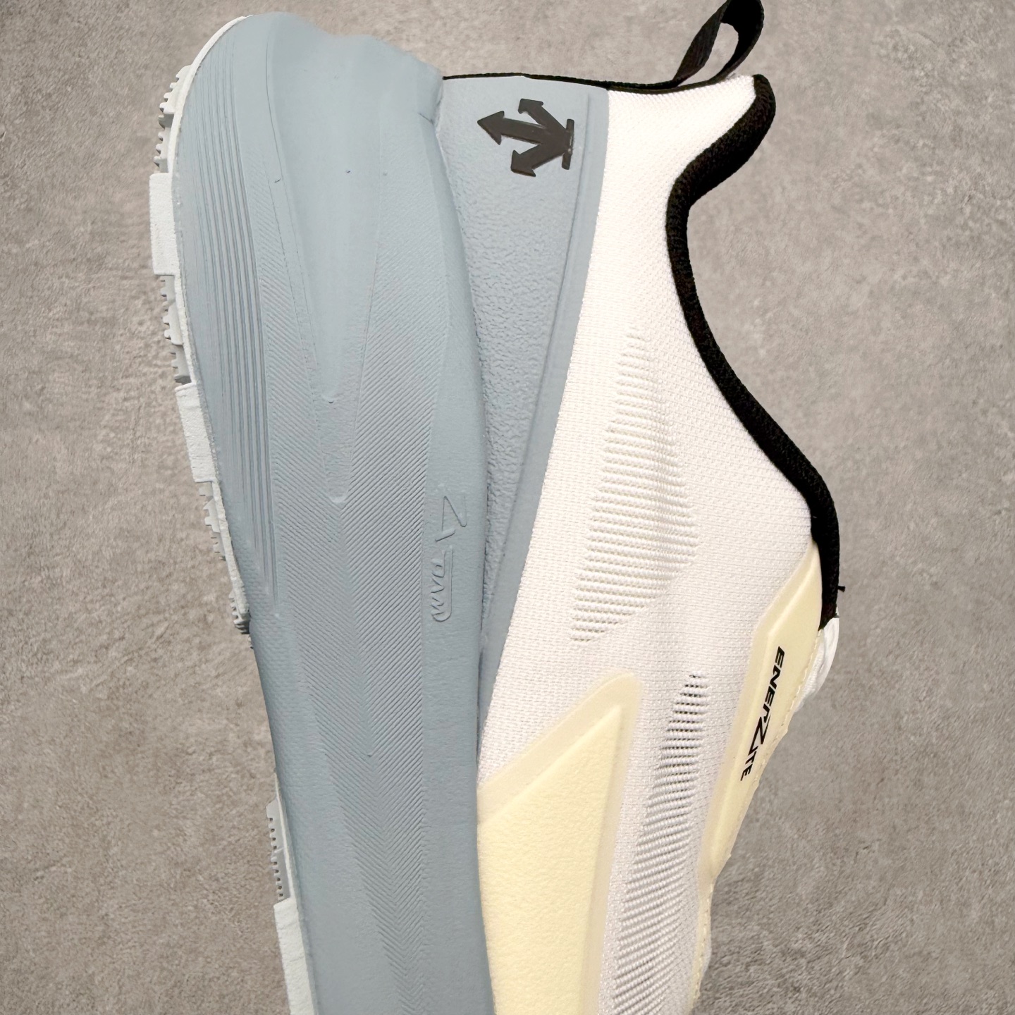 迪桑特DESCENTE RUNNING系列 LAVITATE 3.0 AIR WIRE 缓震舒适 BOA
