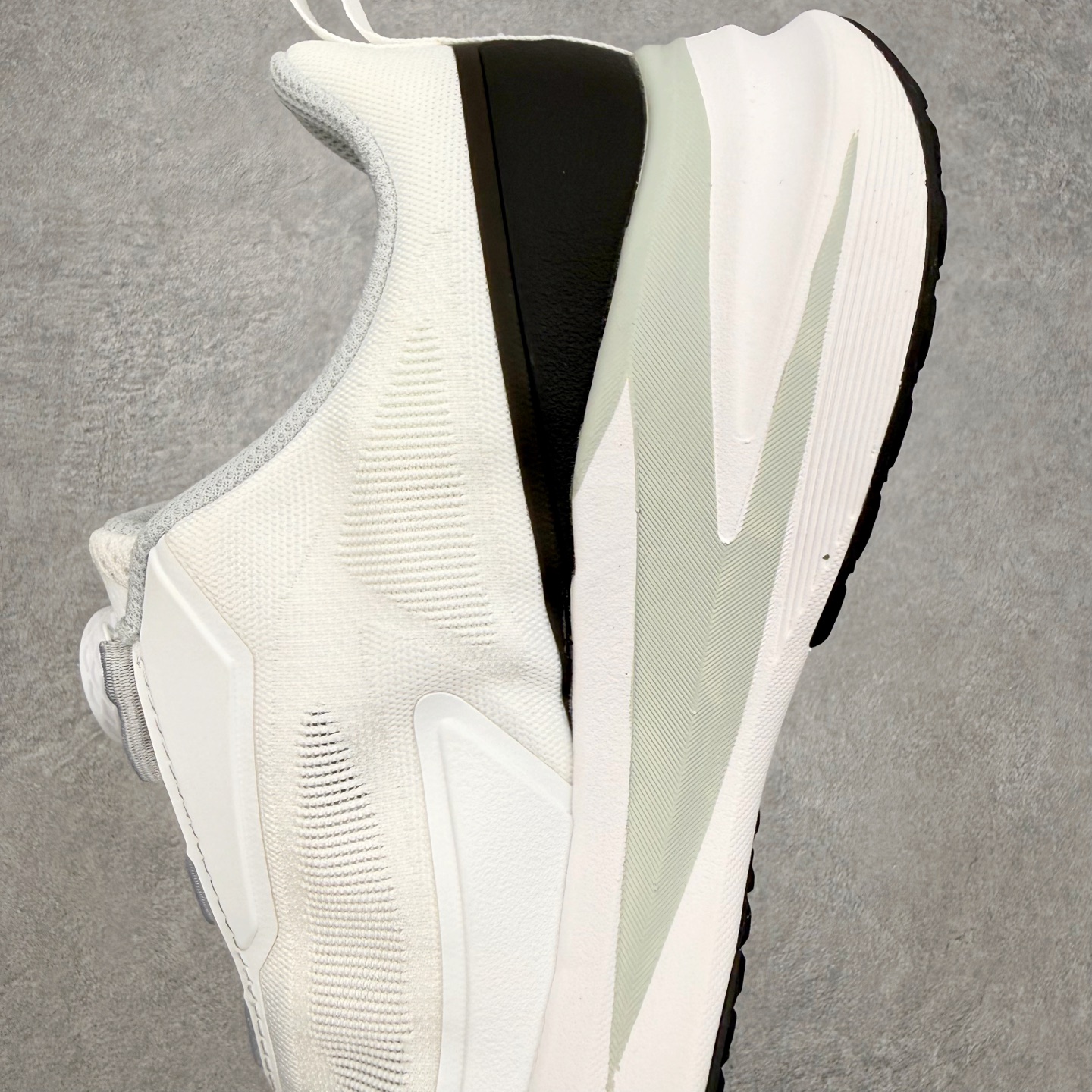 迪桑特DESCENTE RUNNING系列 LAVITATE 3.0 AIR WIRE 缓震舒适 BOA