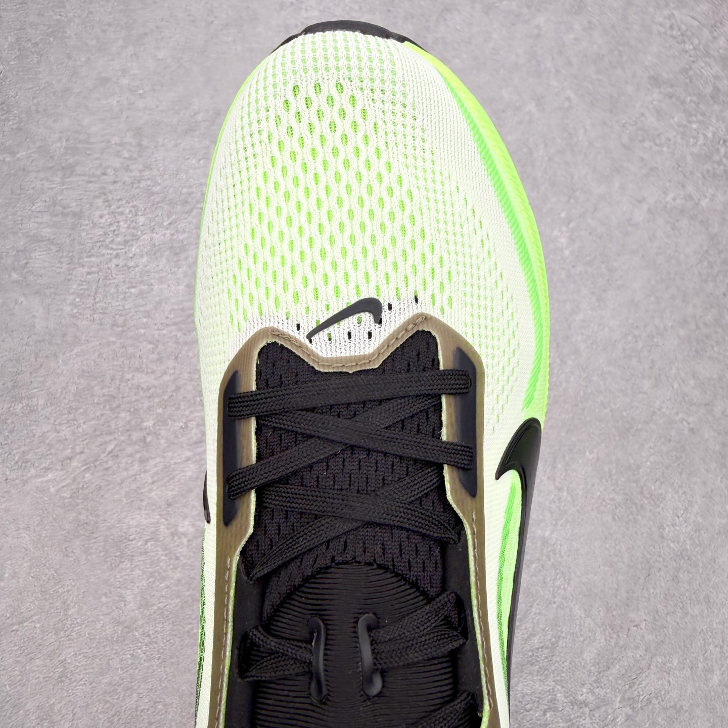 NK Zoom Pegasus 飞马42代马拉松系列网面透气缓震疾速跑鞋 拥有 Zoom Air 一如既