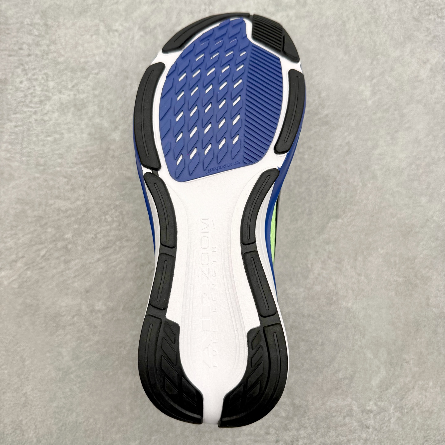 NK Zoom Pegasus 飞马42代马拉松系列网面透气缓震疾速跑鞋 拥有 Zoom Air 一如既