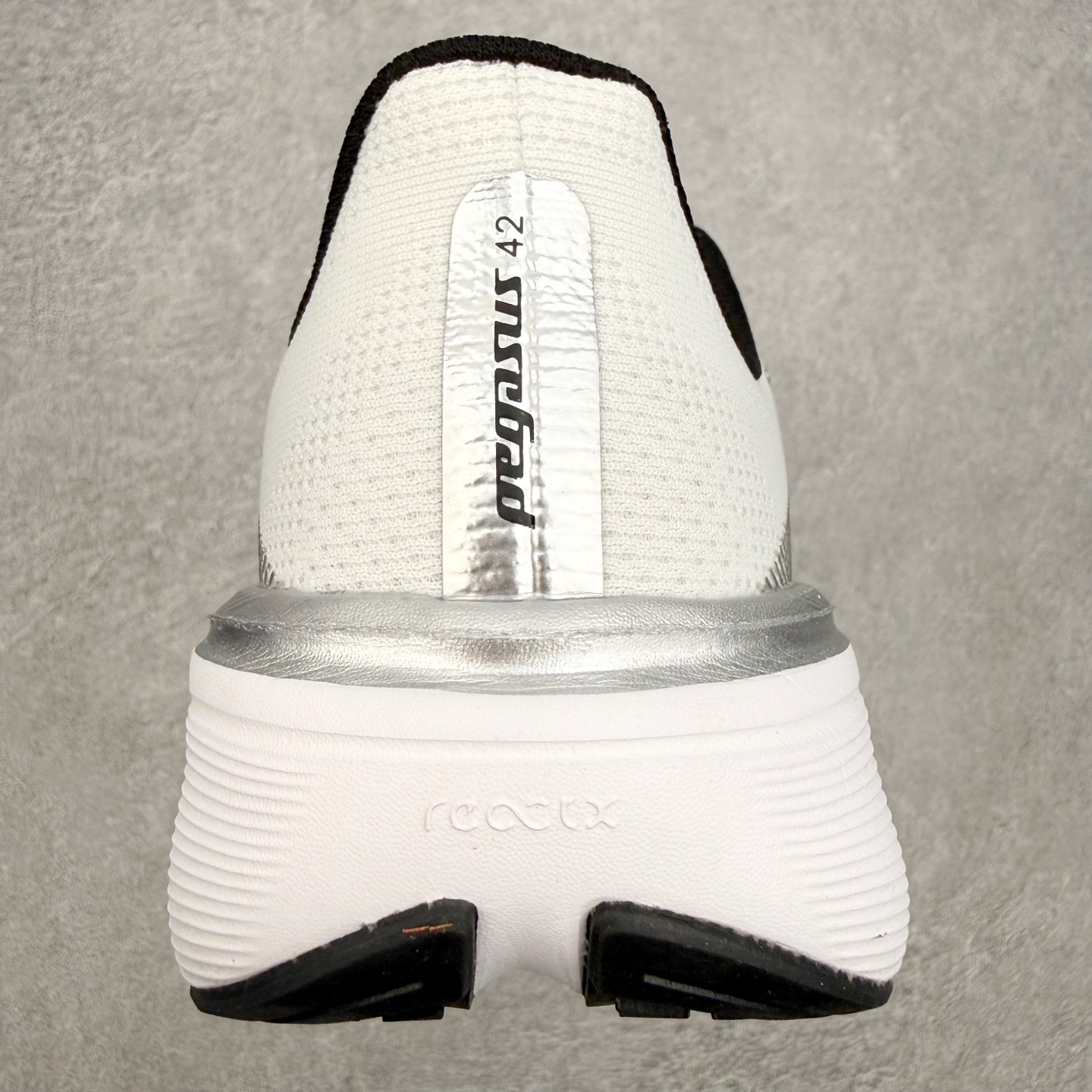 NK Zoom Pegasus 飞马42代马拉松系列网面透气缓震疾速跑鞋 拥有 Zoom Air 一如既