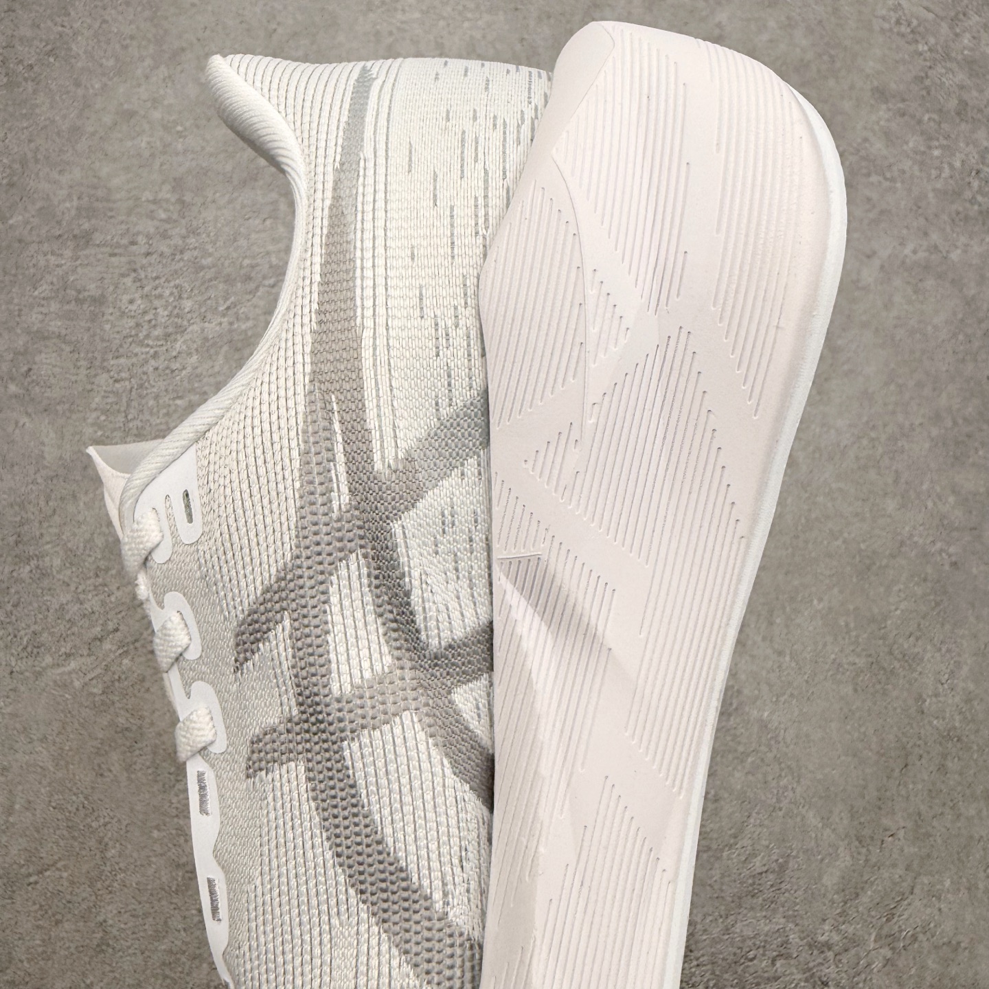 ASICS NOVABLAST 6 舒适百搭低帮马拉松训练竞速跑步鞋 ASICS（亚瑟士）是日本实业家鬼