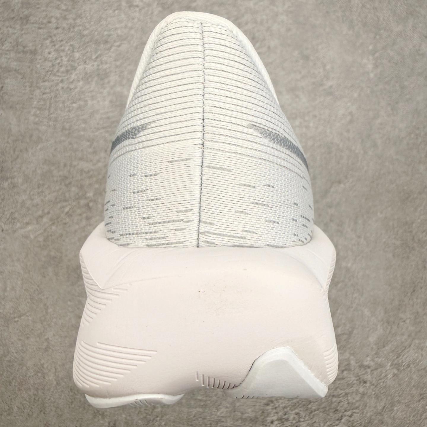 ASICS NOVABLAST 6 舒适百搭低帮马拉松训练竞速跑步鞋 ASICS（亚瑟士）是日本实业家鬼