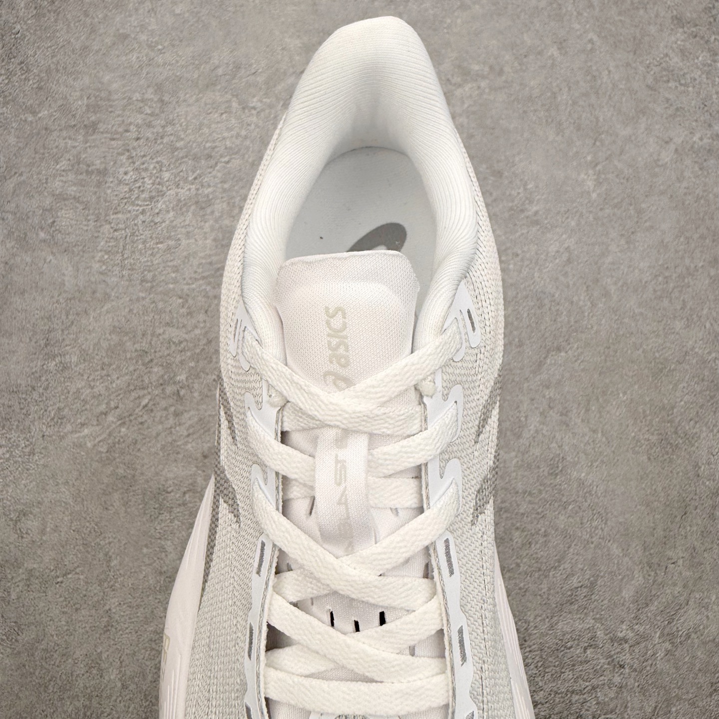 ASICS NOVABLAST 6 舒适百搭低帮马拉松训练竞速跑步鞋 ASICS（亚瑟士）是日本实业家鬼