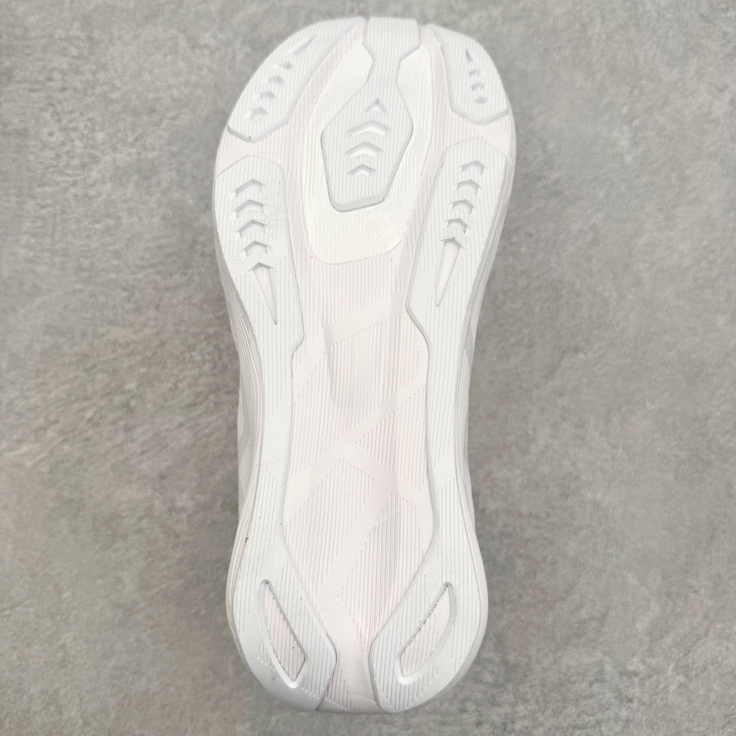 ASICS NOVABLAST 6 舒适百搭低帮马拉松训练竞速跑步鞋 ASICS（亚瑟士）是日本实业家鬼