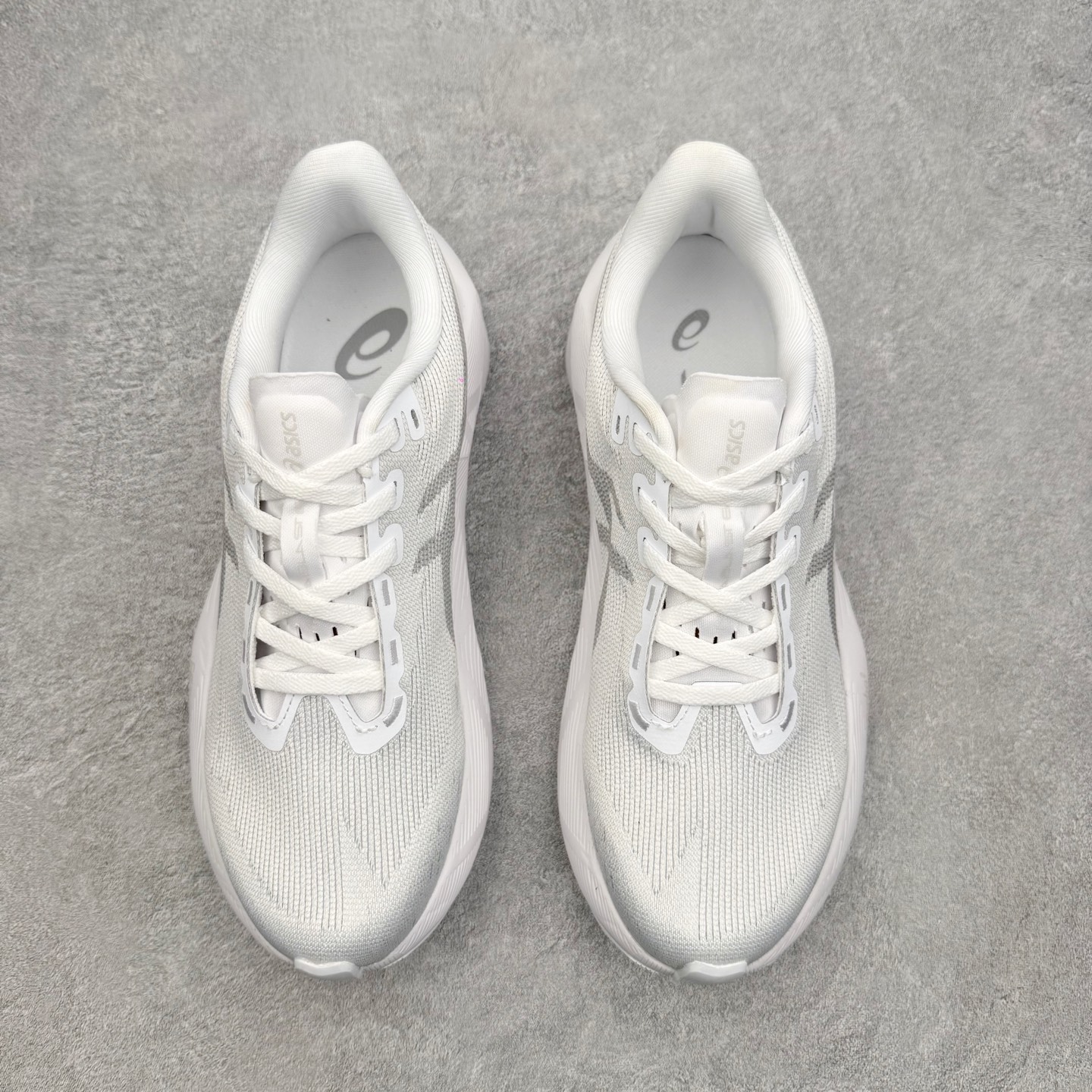 ASICS NOVABLAST 6 舒适百搭低帮马拉松训练竞速跑步鞋 ASICS（亚瑟士）是日本实业家鬼