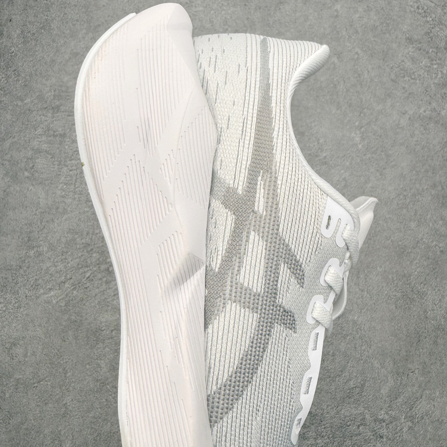 ASICS NOVABLAST 6 舒适百搭低帮马拉松训练竞速跑步鞋 ASICS（亚瑟士）是日本实业家鬼