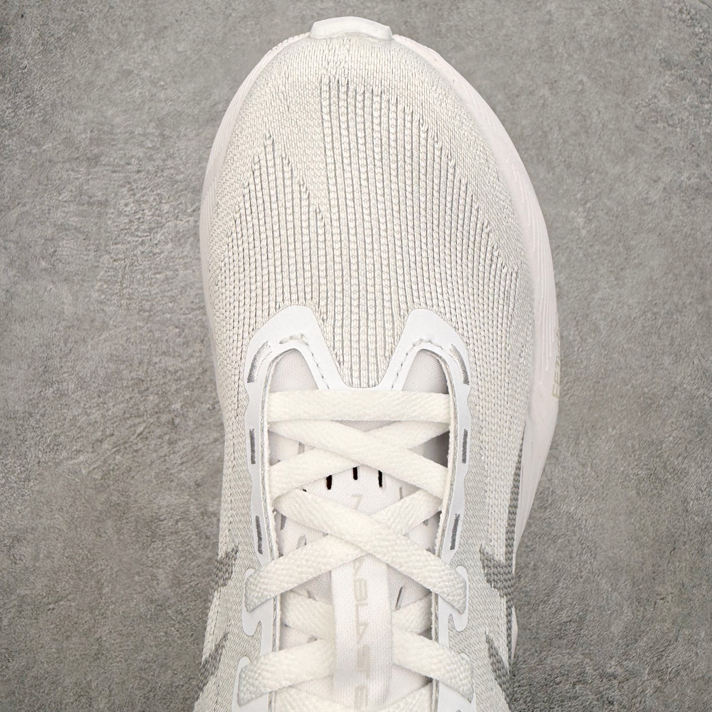 ASICS NOVABLAST 6 舒适百搭低帮马拉松训练竞速跑步鞋 ASICS（亚瑟士）是日本实业家鬼
