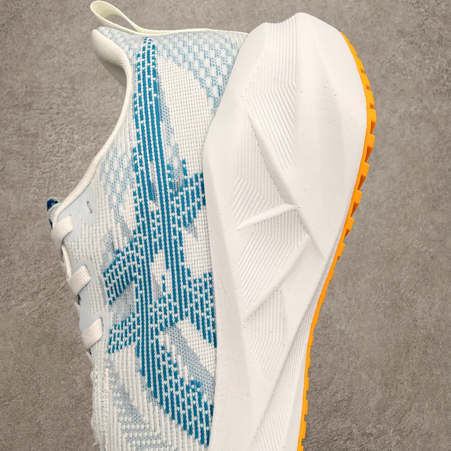 ＃XN ASICS NOVABLAST 5 舒适百搭低帮马拉松训练竞速跑步鞋 ASICS（亚瑟士）是日本