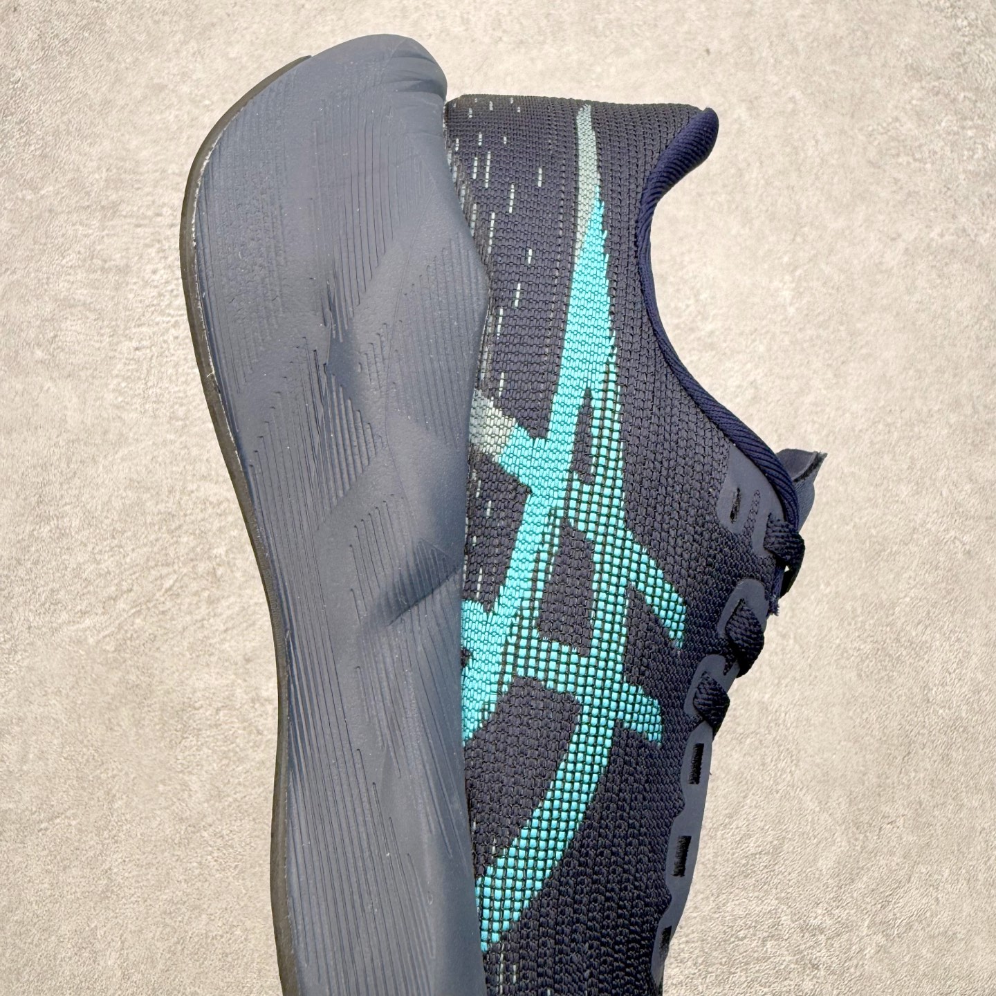 ASICS NOVABLAST 6 舒适百搭低帮马拉松训练竞速跑步鞋 ASICS（亚瑟士）是日本实业家鬼