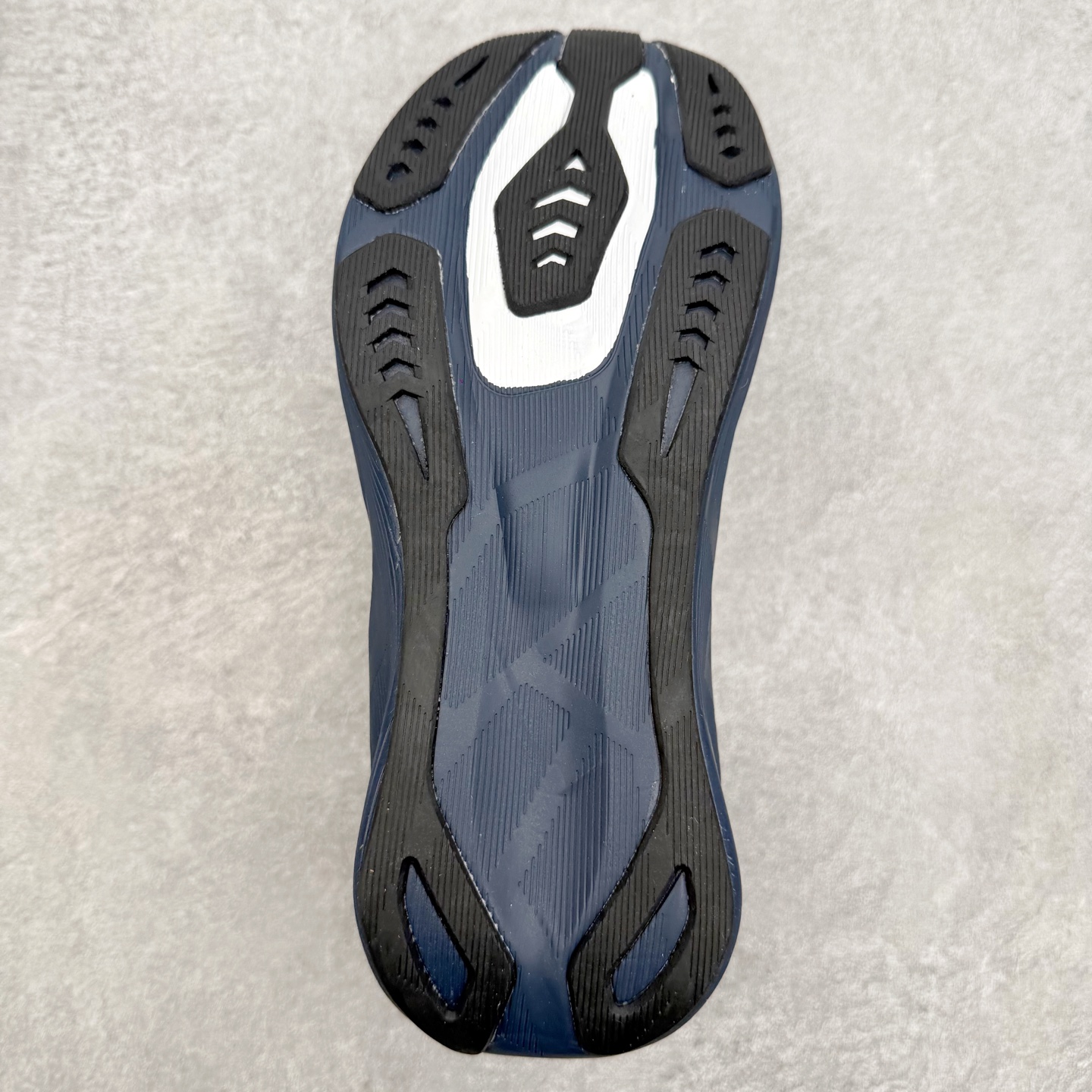 ASICS NOVABLAST 6 舒适百搭低帮马拉松训练竞速跑步鞋 ASICS（亚瑟士）是日本实业家鬼