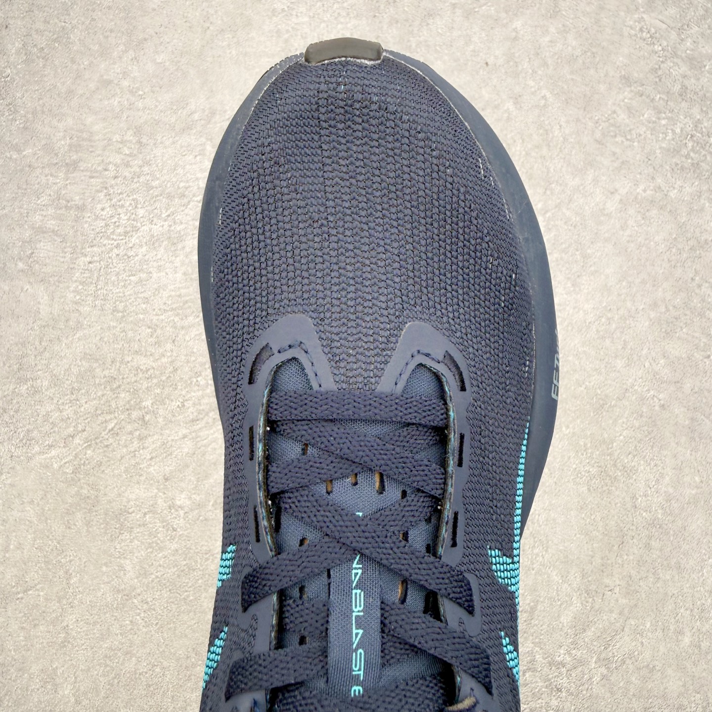 ASICS NOVABLAST 6 舒适百搭低帮马拉松训练竞速跑步鞋 ASICS（亚瑟士）是日本实业家鬼