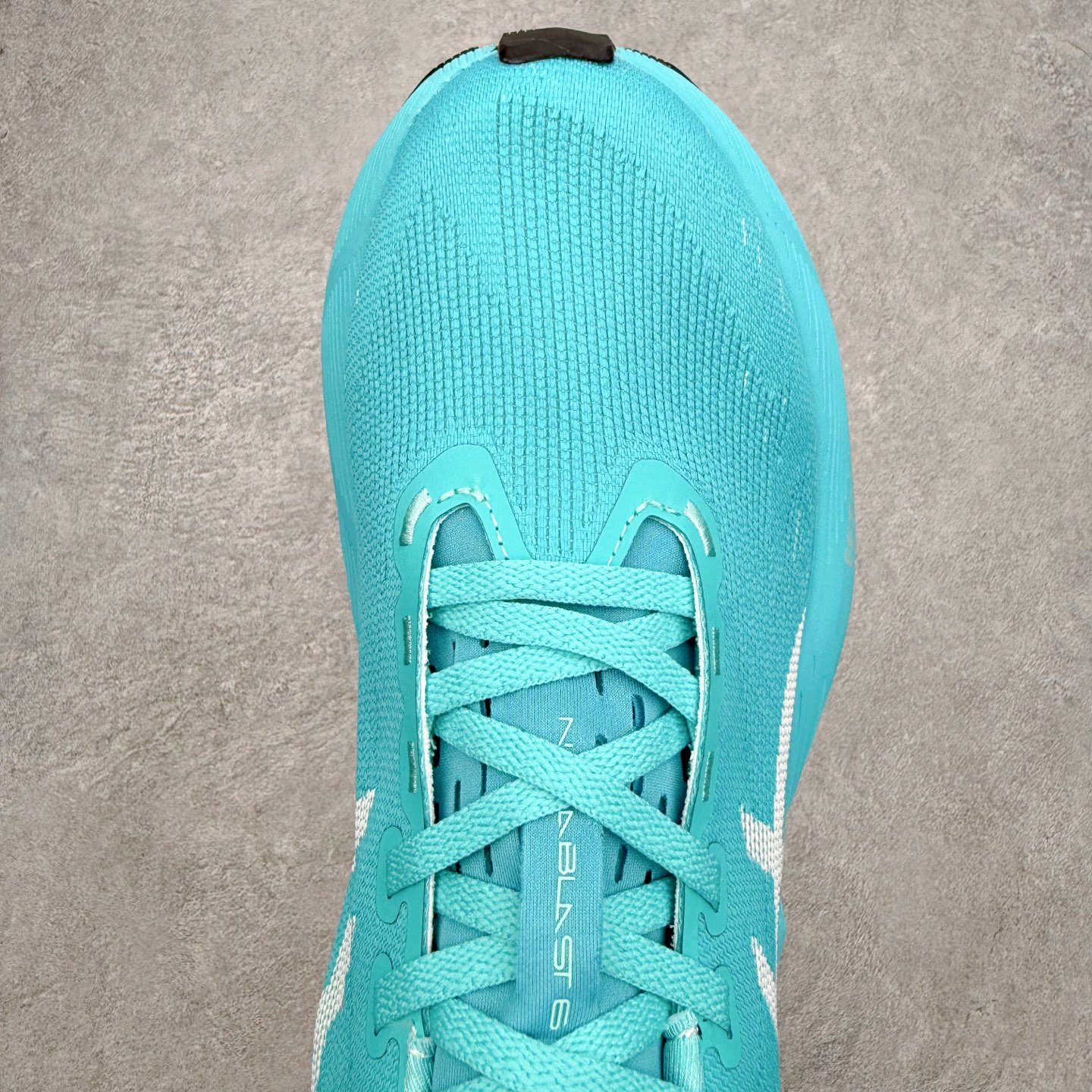 ASICS NOVABLAST 6 舒适百搭低帮马拉松训练竞速跑步鞋 ASICS（亚瑟士）是日本实业家鬼
