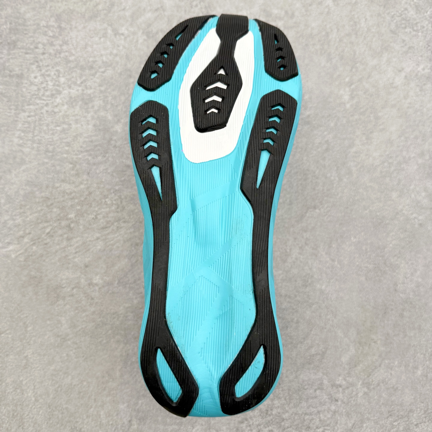ASICS NOVABLAST 6 舒适百搭低帮马拉松训练竞速跑步鞋 ASICS（亚瑟士）是日本实业家鬼