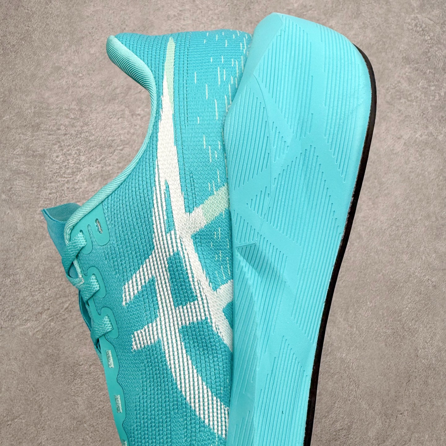 ASICS NOVABLAST 6 舒适百搭低帮马拉松训练竞速跑步鞋 ASICS（亚瑟士）是日本实业家鬼