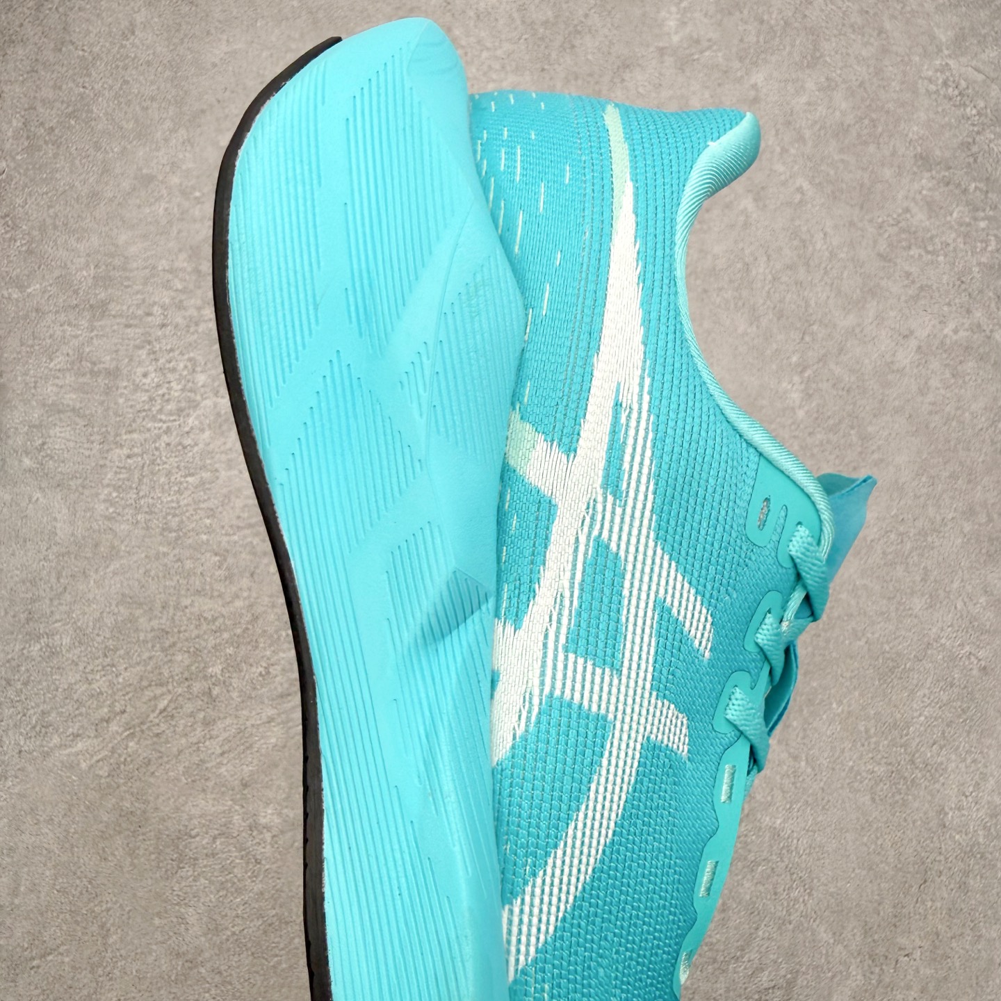 ASICS NOVABLAST 6 舒适百搭低帮马拉松训练竞速跑步鞋 ASICS（亚瑟士）是日本实业家鬼