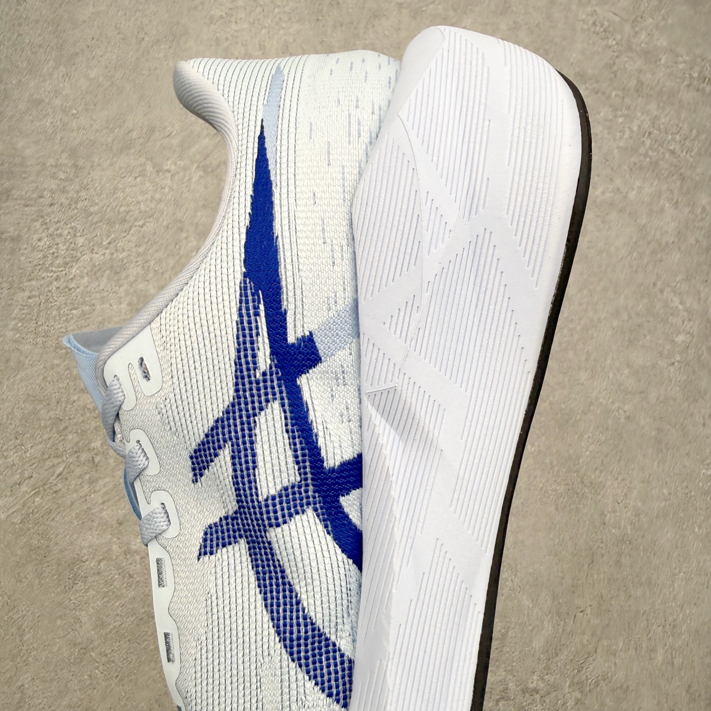 ASICS NOVABLAST 6 舒适百搭低帮马拉松训练竞速跑步鞋 ASICS（亚瑟士）是日本实业家鬼