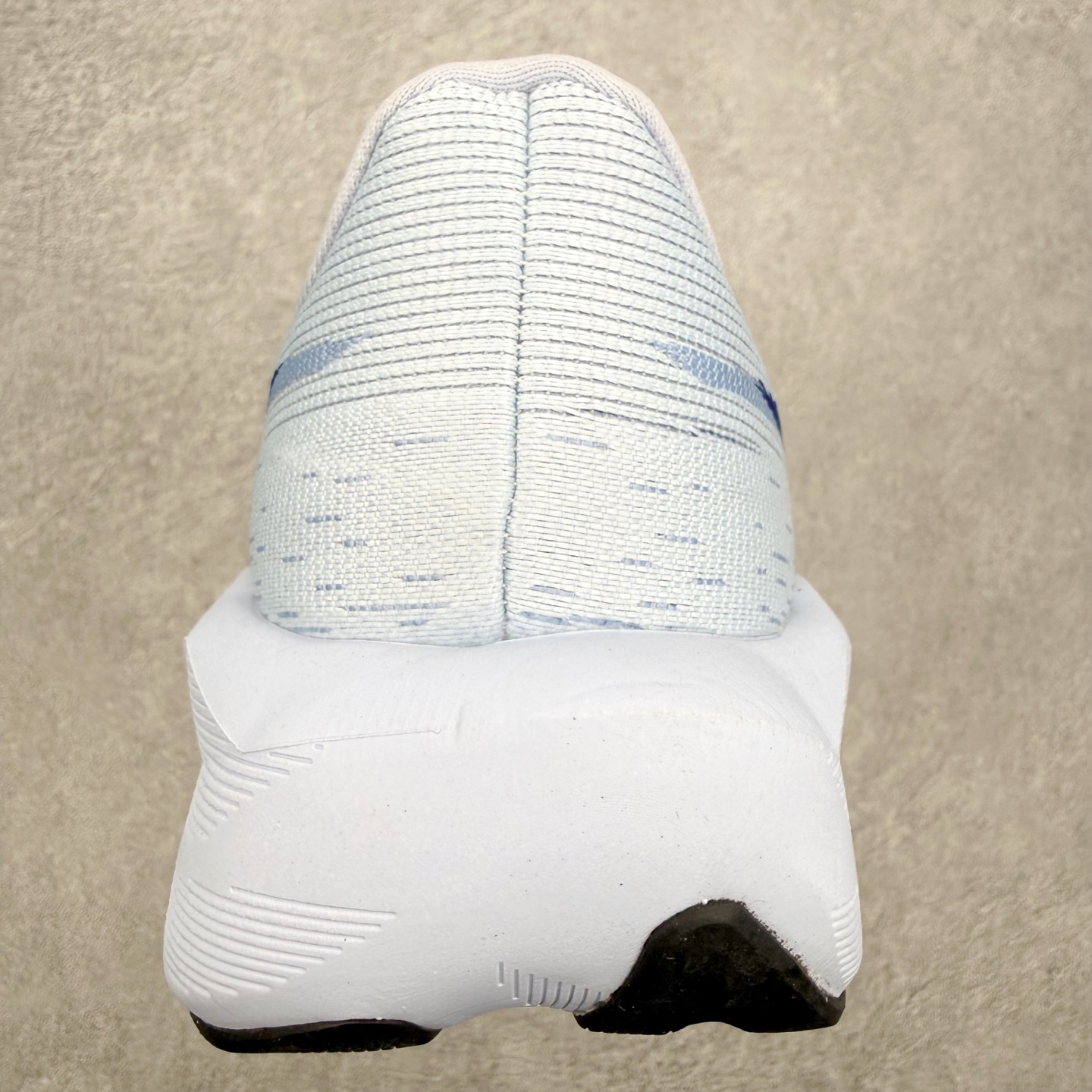 ASICS NOVABLAST 6 舒适百搭低帮马拉松训练竞速跑步鞋 ASICS（亚瑟士）是日本实业家鬼