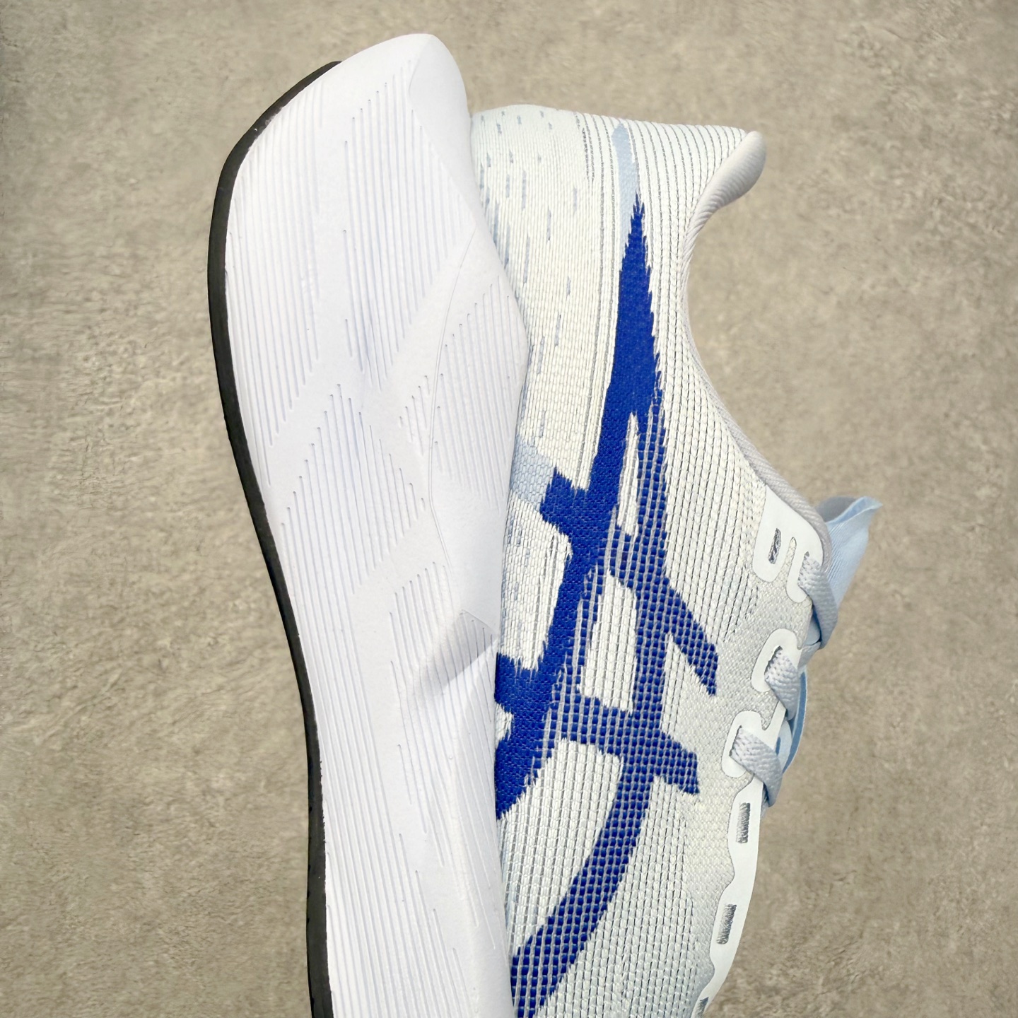 ASICS NOVABLAST 6 舒适百搭低帮马拉松训练竞速跑步鞋 ASICS（亚瑟士）是日本实业家鬼